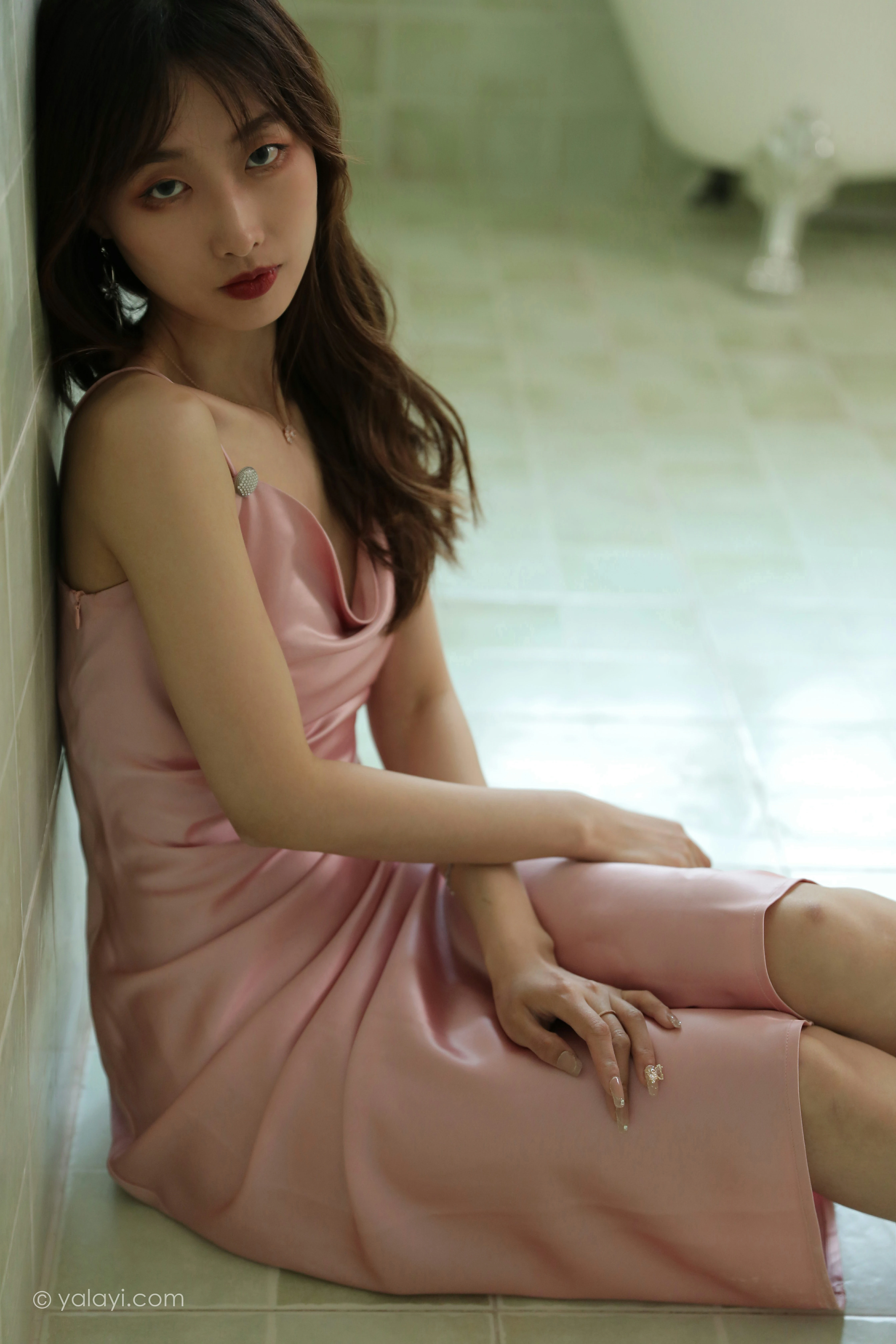 [YALAYI雅拉伊]NO.801 平心静气 佳佳 粉色吊带连衣裙居家私房写真集第7张