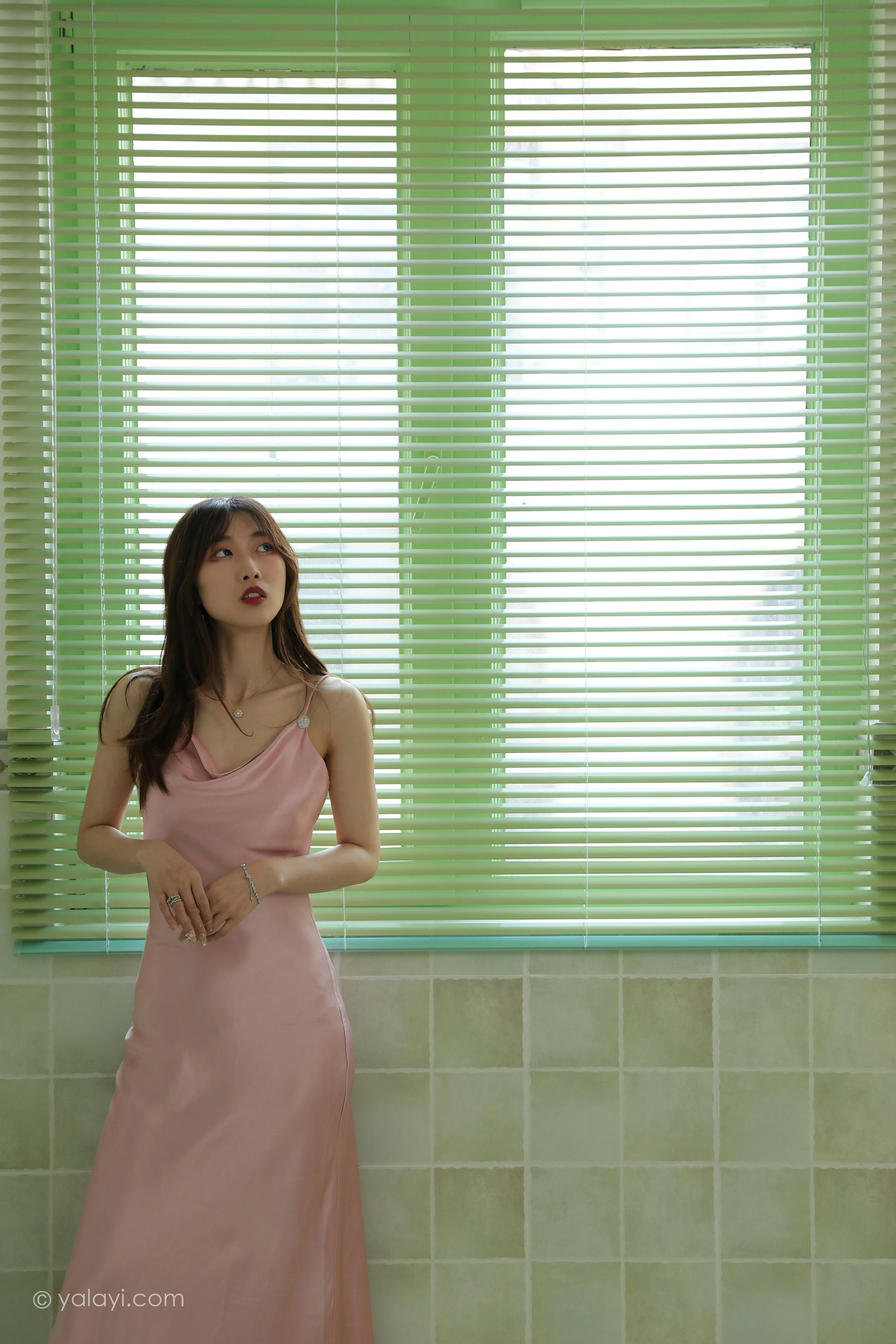 [YALAYI雅拉伊]NO.801 平心静气 佳佳 粉色吊带连衣裙居家私房写真集第9张
