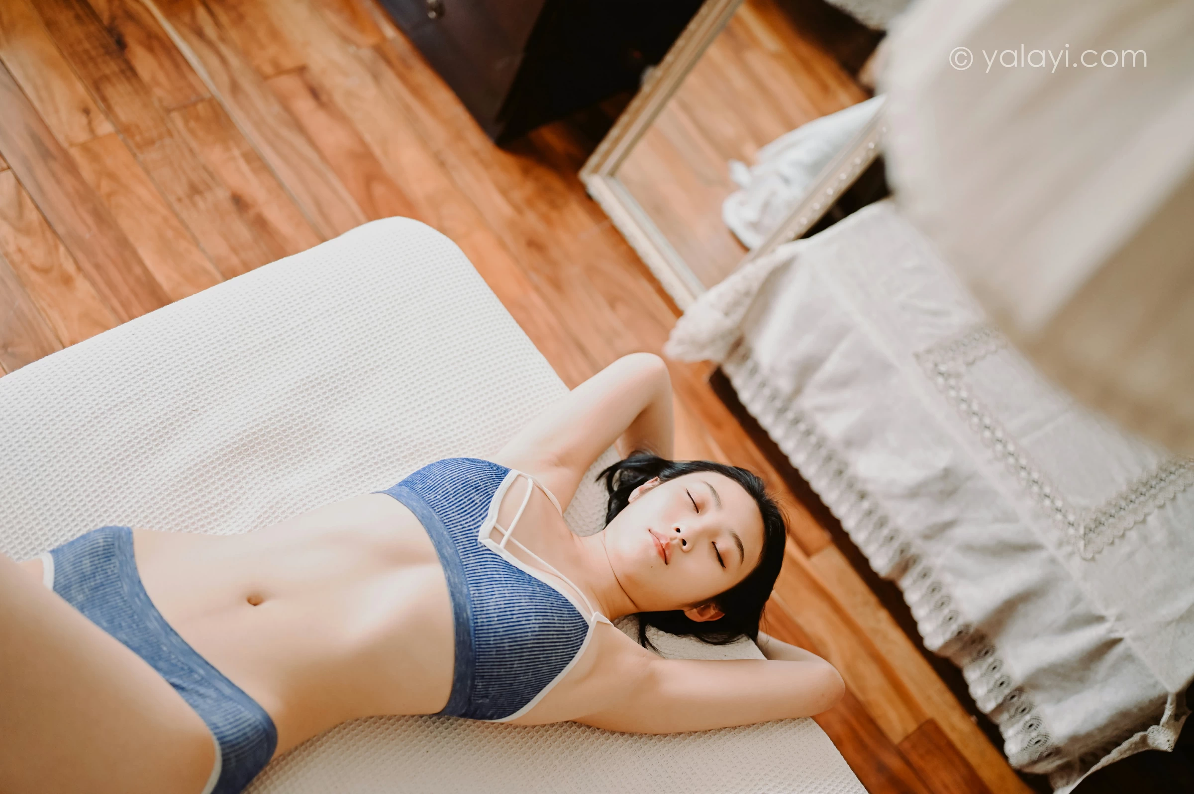 [YALAYI雅拉伊]NO.668 《作画的女孩》 沈伊 灰色内衣性感私房写真集第7张