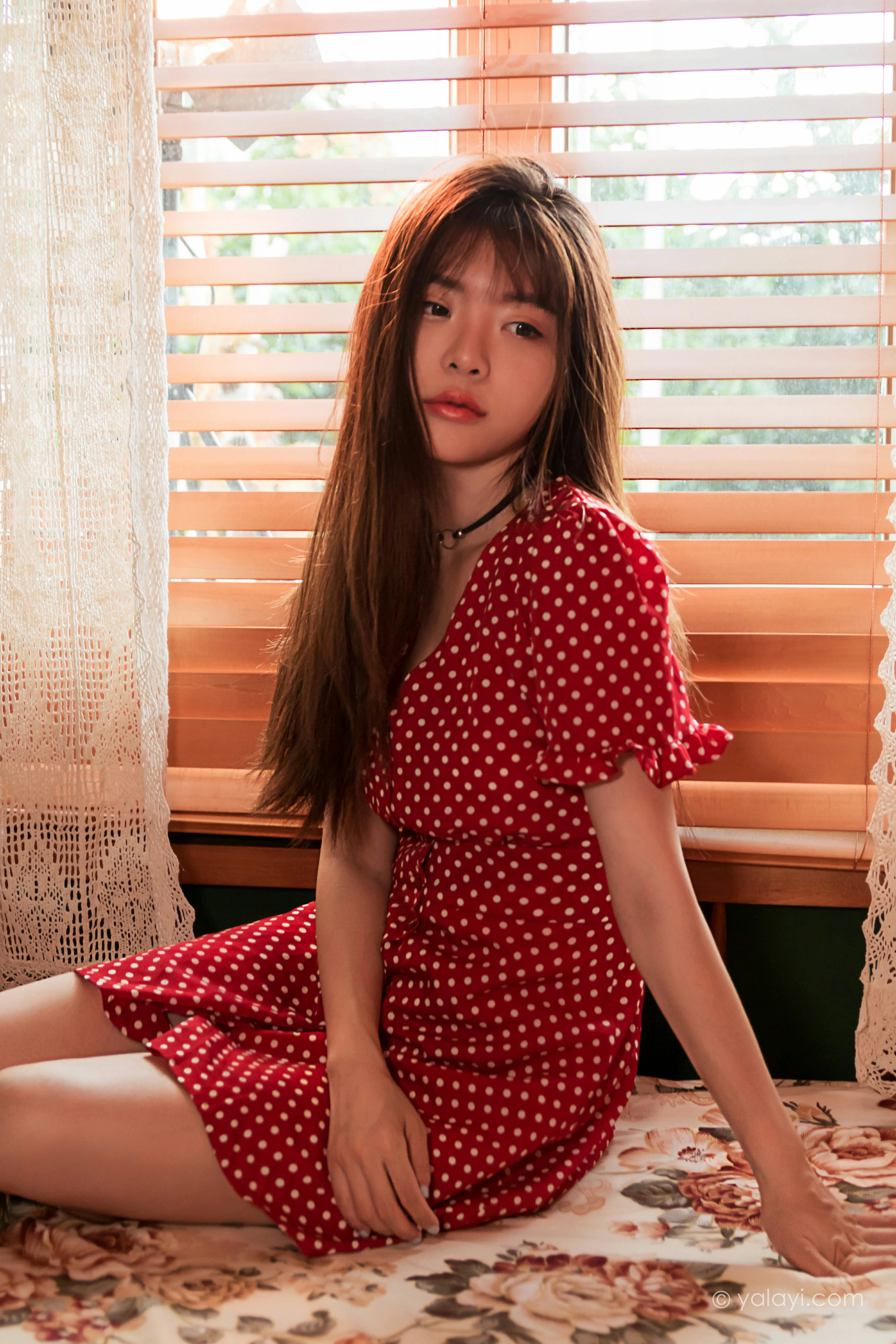 [YALAYI雅拉伊]NO.669 《第一次》 小杨 居家红色连衣裙写真第3张