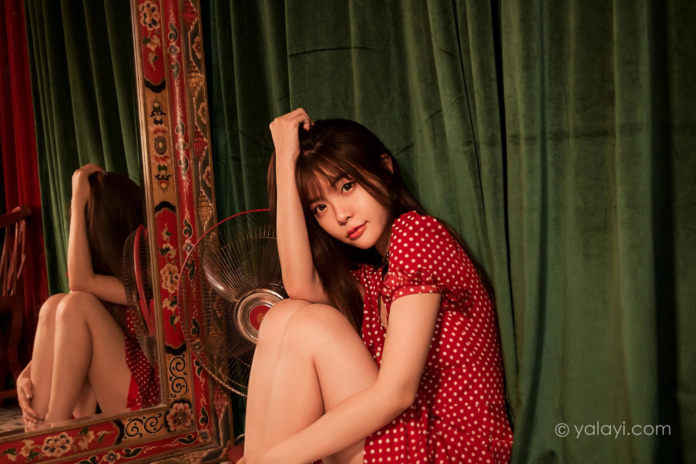 [YALAYI雅拉伊]NO.669 《第一次》 小杨 居家红色连衣裙写真第9张