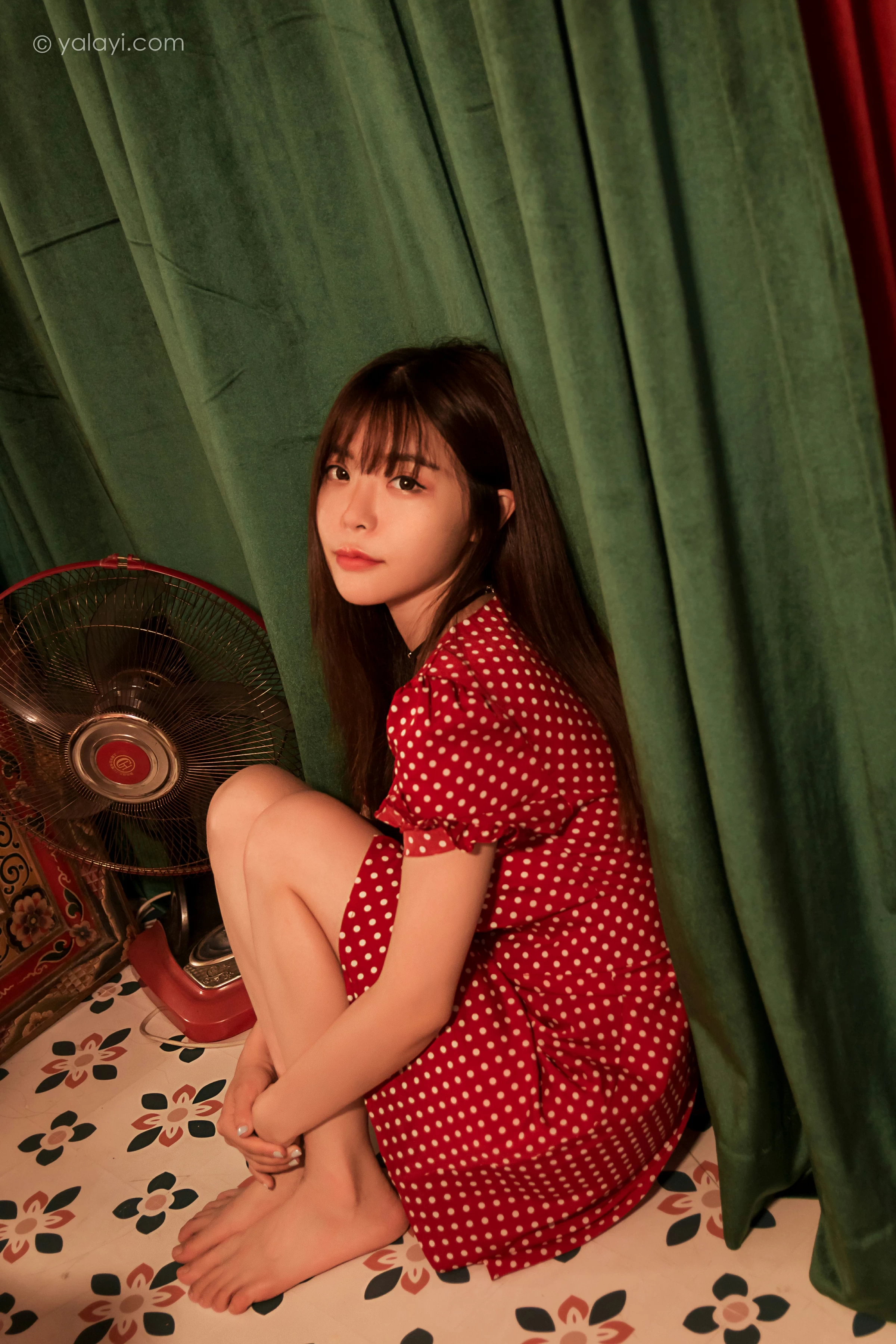 [YALAYI雅拉伊]NO.669 《第一次》 小杨 居家红色连衣裙写真第15张