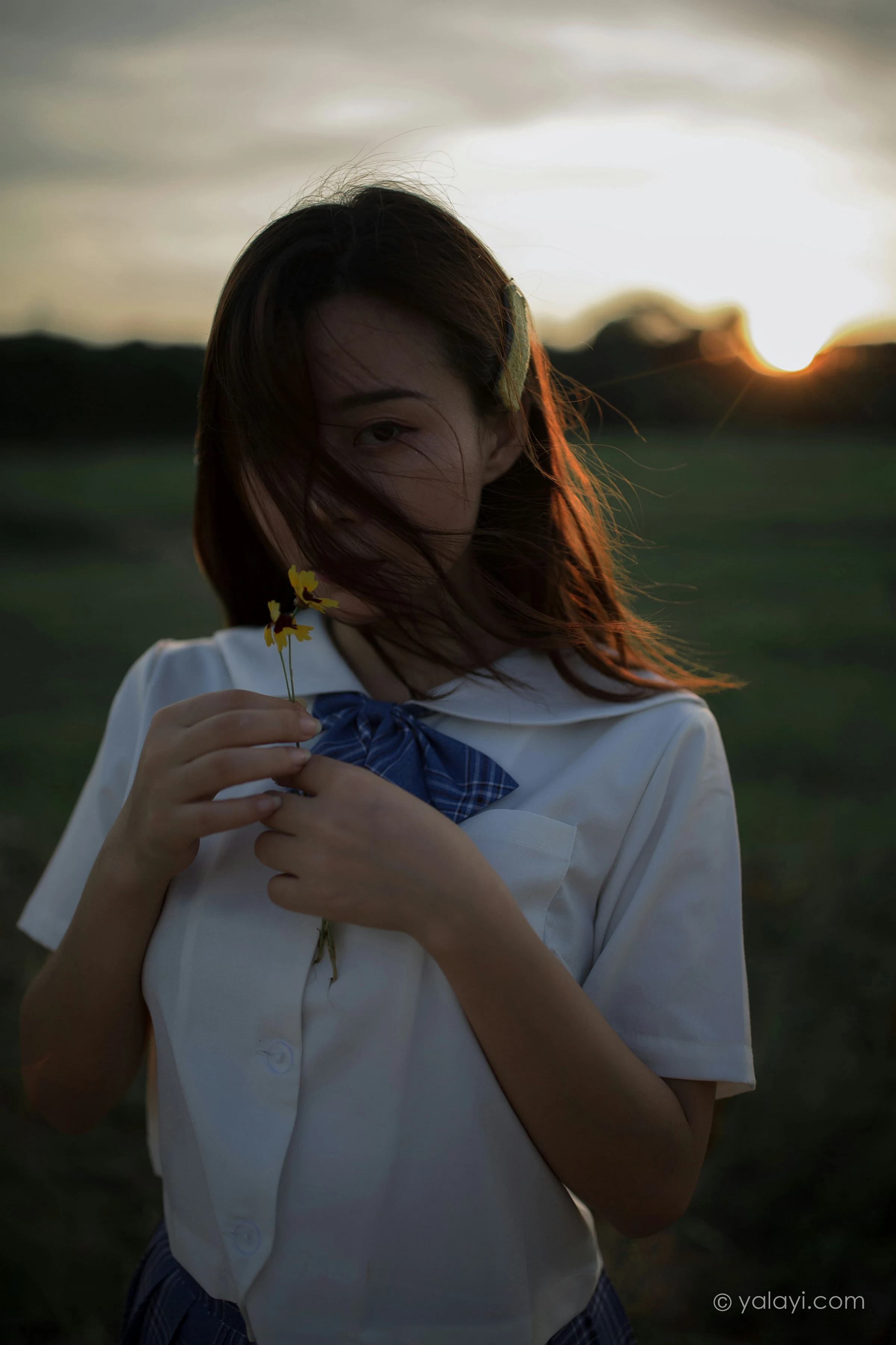 [YALAYI雅拉伊]NO.677 《青春在河畔奔走》 枝娅 白色JK制服与短裙加黑丝美腿写真第11张