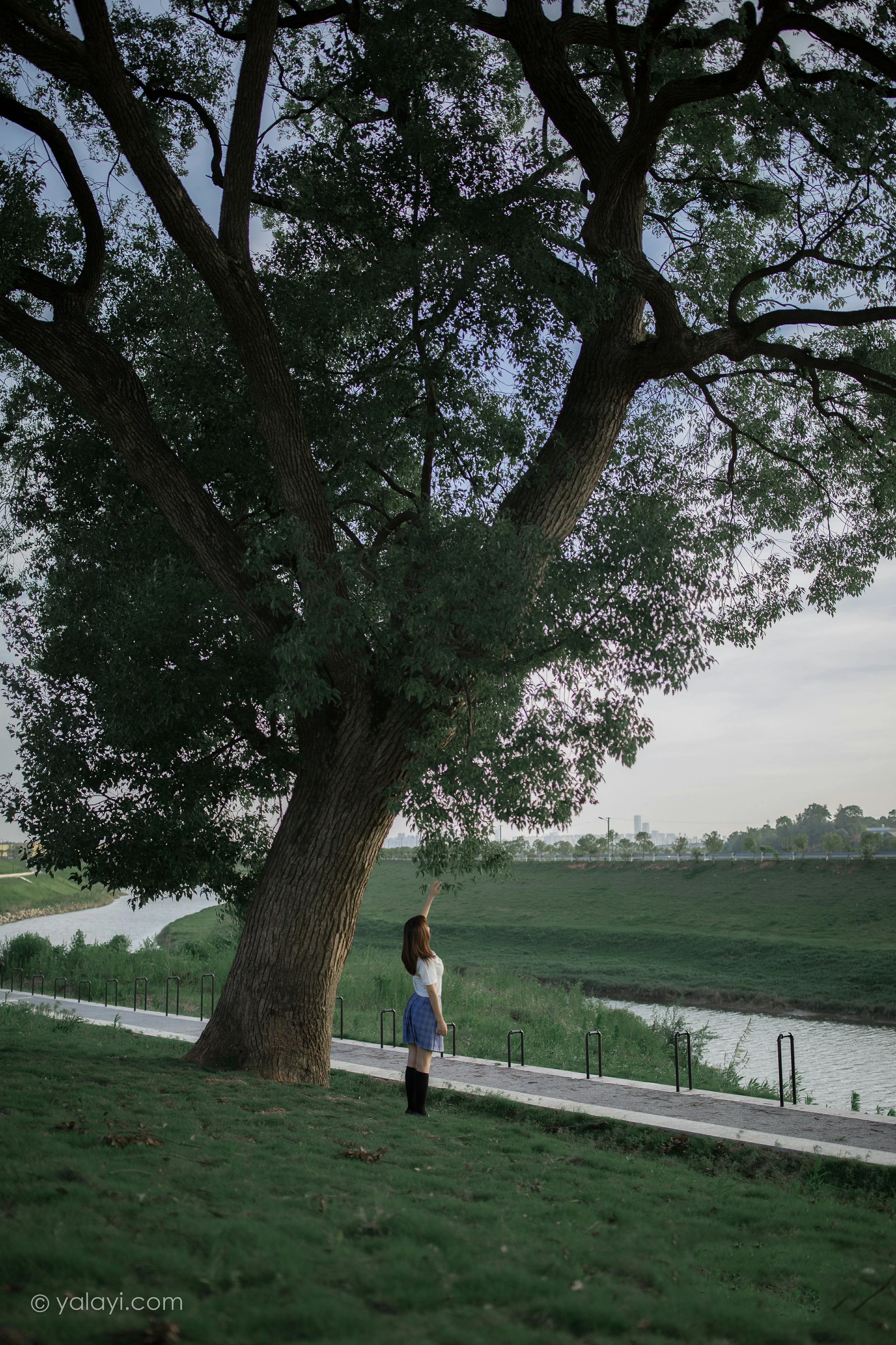 [YALAYI雅拉伊]NO.677 《青春在河畔奔走》 枝娅 白色JK制服与短裙加黑丝美腿写真第2张