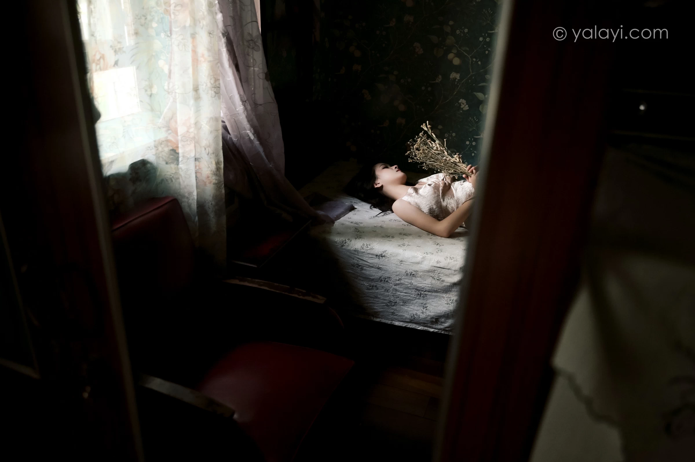 [YALAYI雅拉伊]NO.678 《绿窗》 方岚 黄色吊带连衣裙居家私房写真集第14张