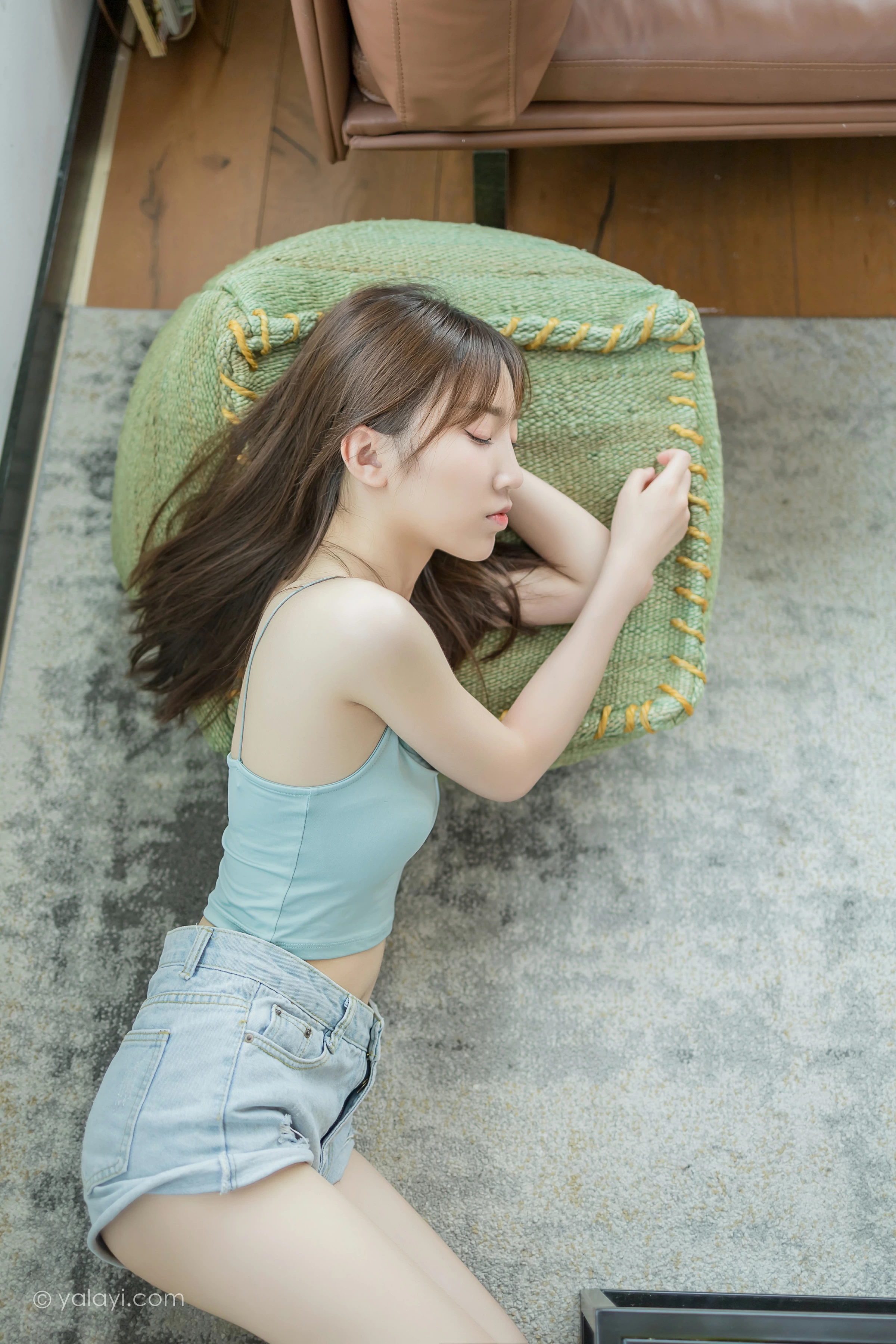 [YALAYI雅拉伊]NO.680 《现任女友》 小乔 绿色性感小背心加牛仔短裤街拍写真第10张