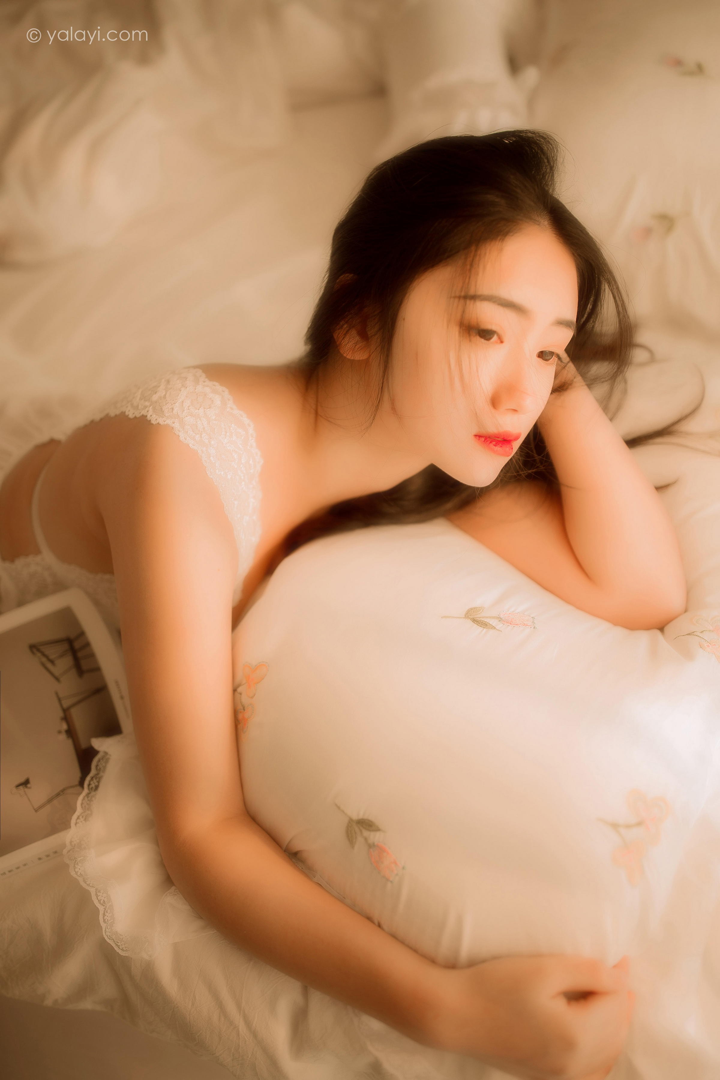 [YALAYI雅拉伊]2022.03.11 闺秀 水月沙子 白色镂空睡衣裙加透视情趣内衣性感写真集第6张