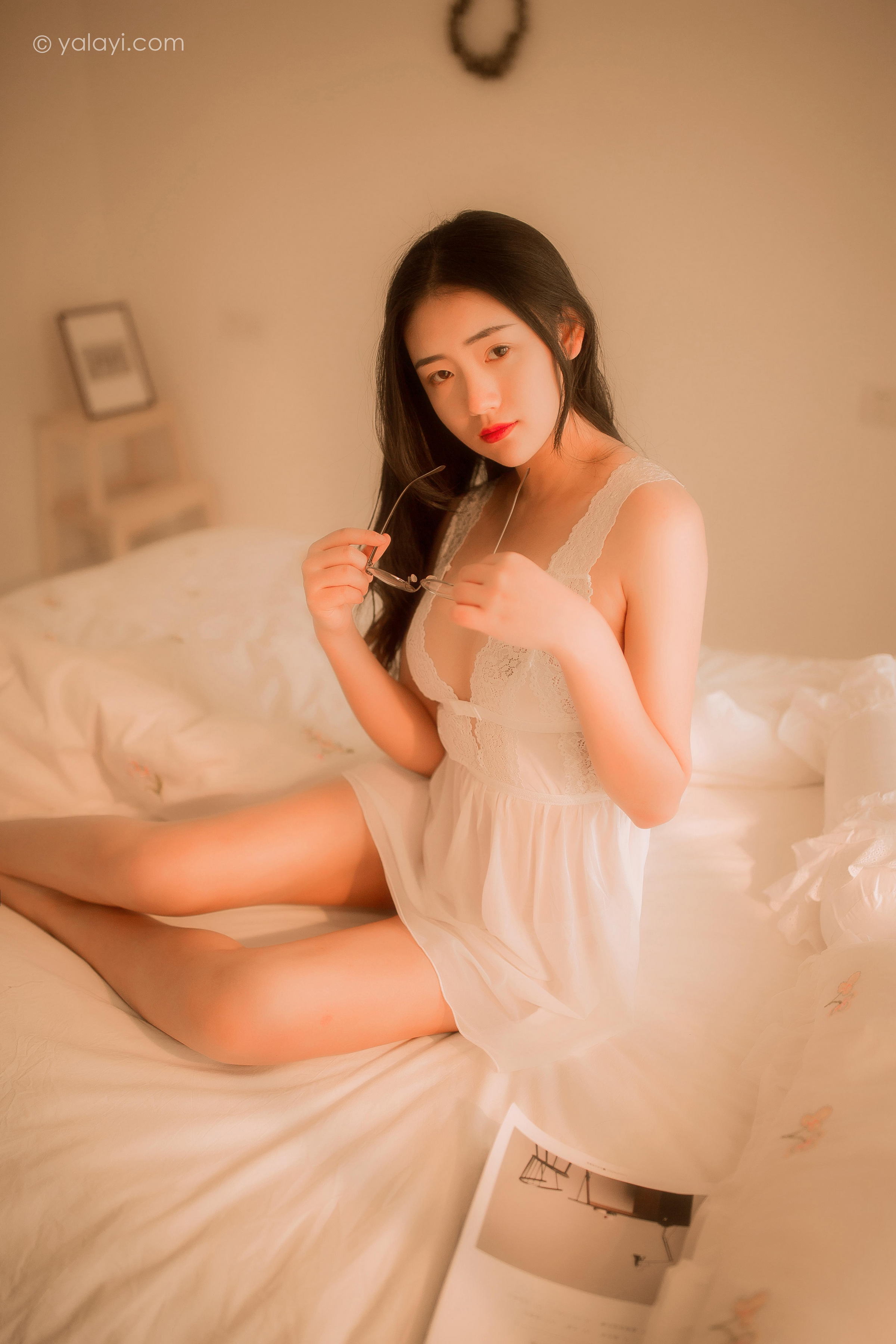 [YALAYI雅拉伊]2022.03.11 闺秀 水月沙子 白色镂空睡衣裙加透视情趣内衣性感写真集第3张
