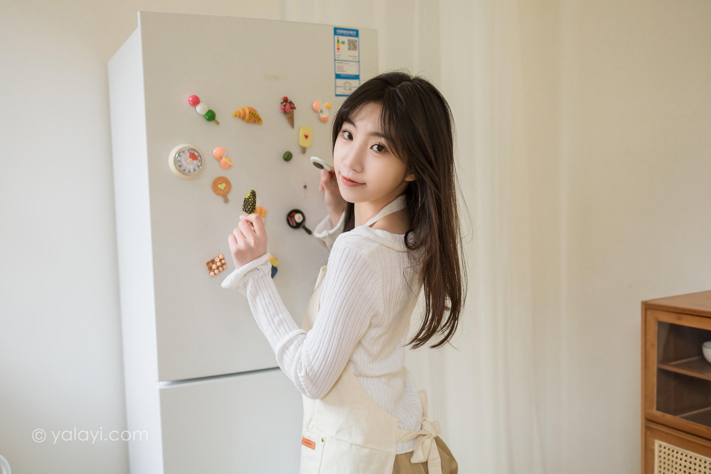 [YALAYI雅拉伊]2022.03.14 我的爱人 小乔 白色休闲外套加吊带围裙居家清纯写真集第12张