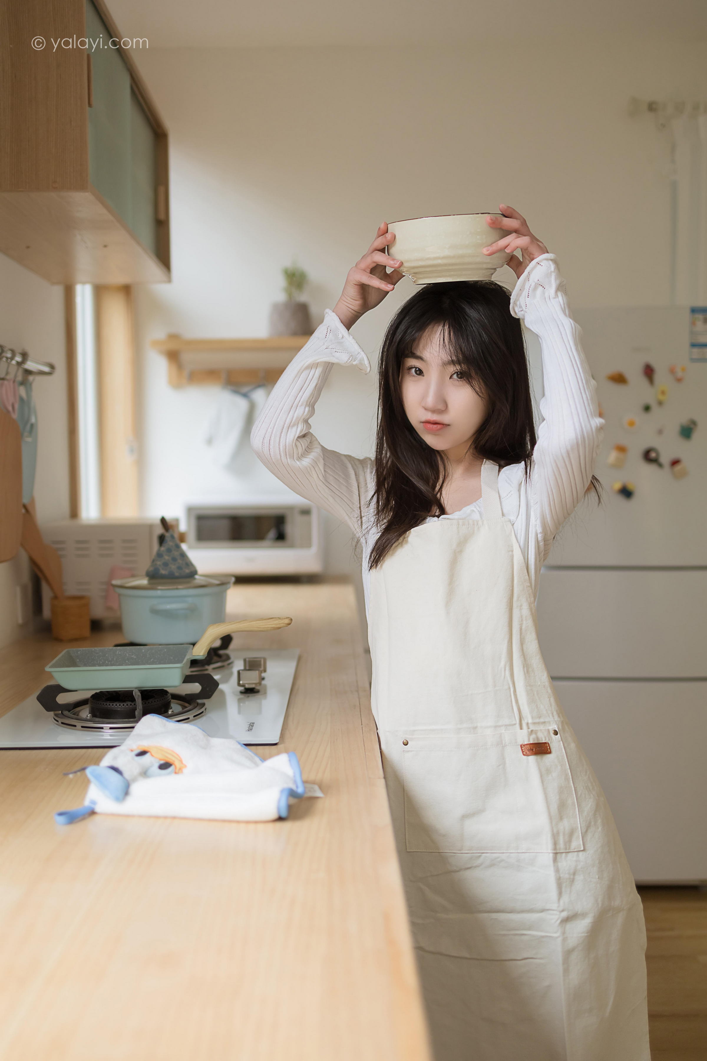 [YALAYI雅拉伊]2022.03.14 我的爱人 小乔 白色休闲外套加吊带围裙居家清纯写真集第1张