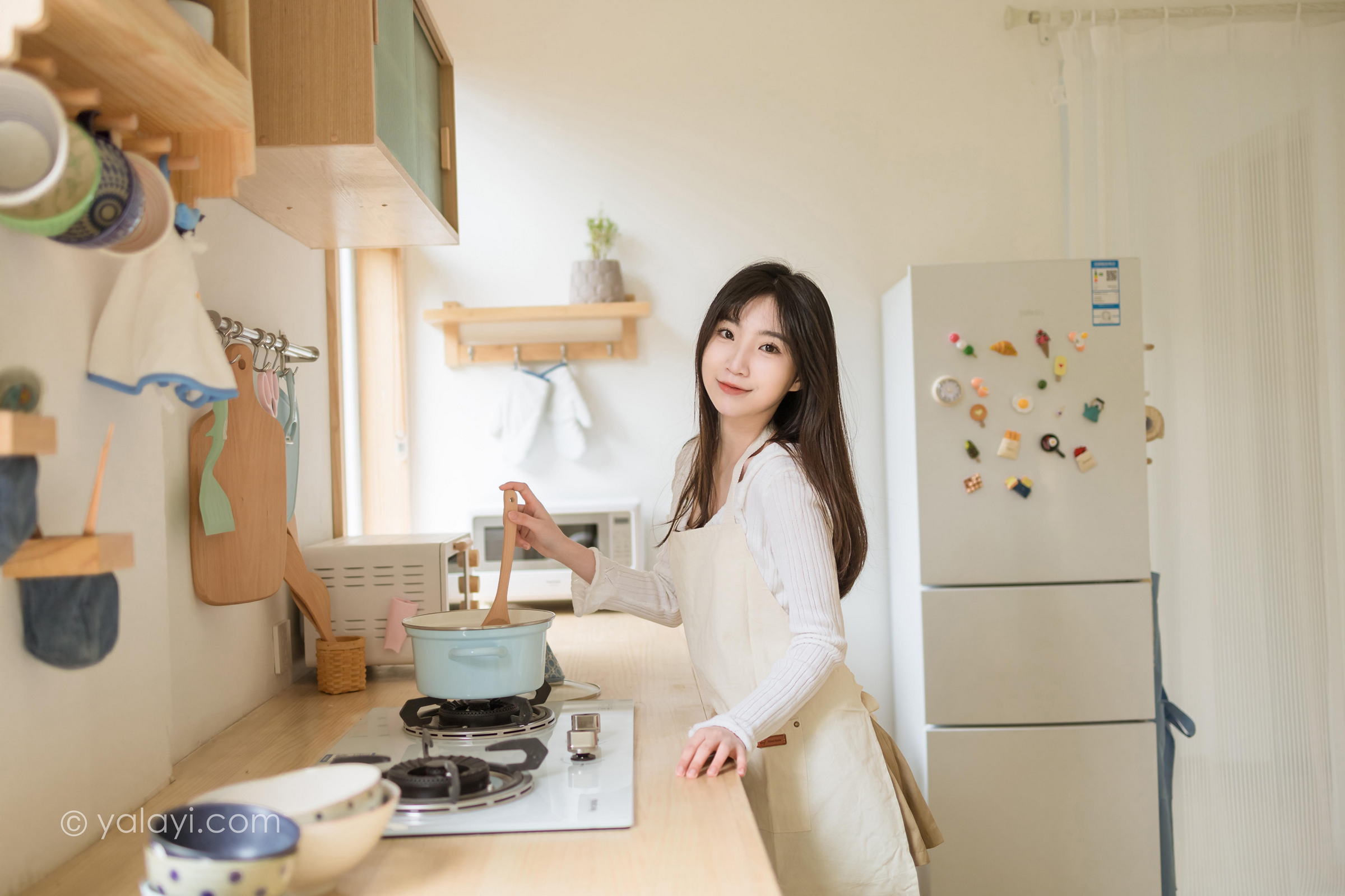 [YALAYI雅拉伊]2022.03.14 我的爱人 小乔 白色休闲外套加吊带围裙居家清纯写真集第10张