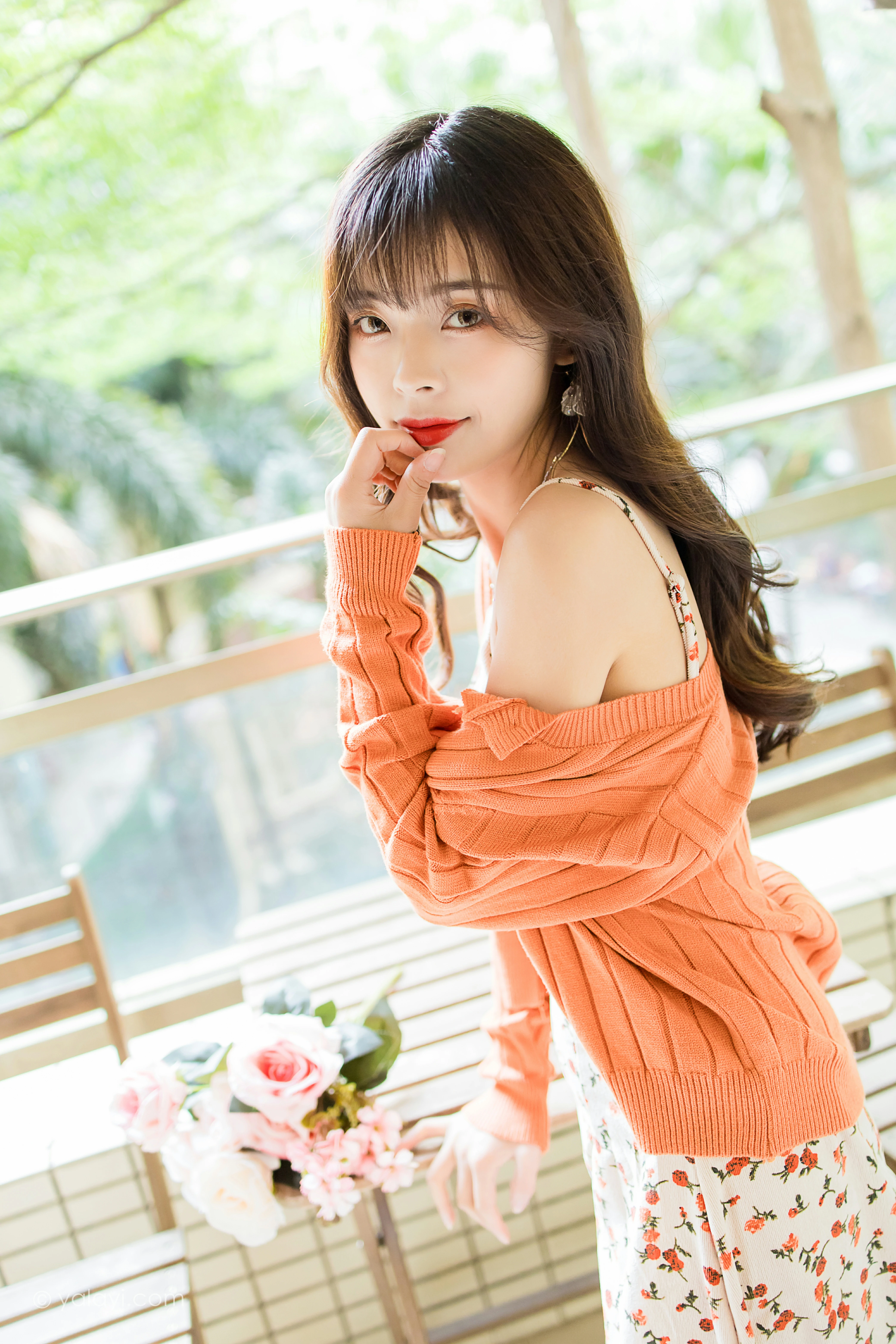 [YALAYI雅拉伊]NO.793 悠闲时光 程小蝶 橙色外套与粉色吊带连衣裙清纯写真集第3张