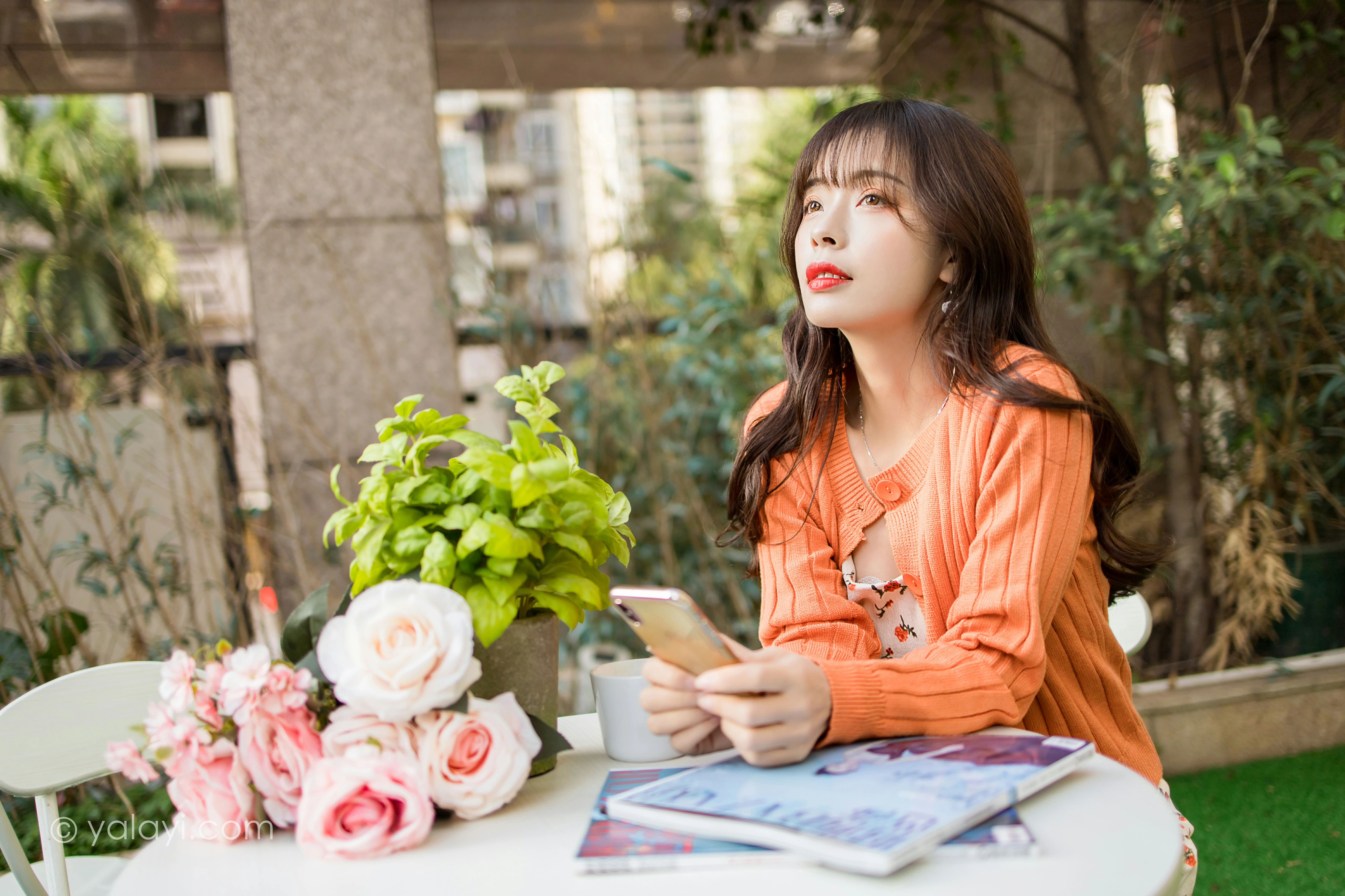 [YALAYI雅拉伊]NO.793 悠闲时光 程小蝶 橙色外套与粉色吊带连衣裙清纯写真集第9张