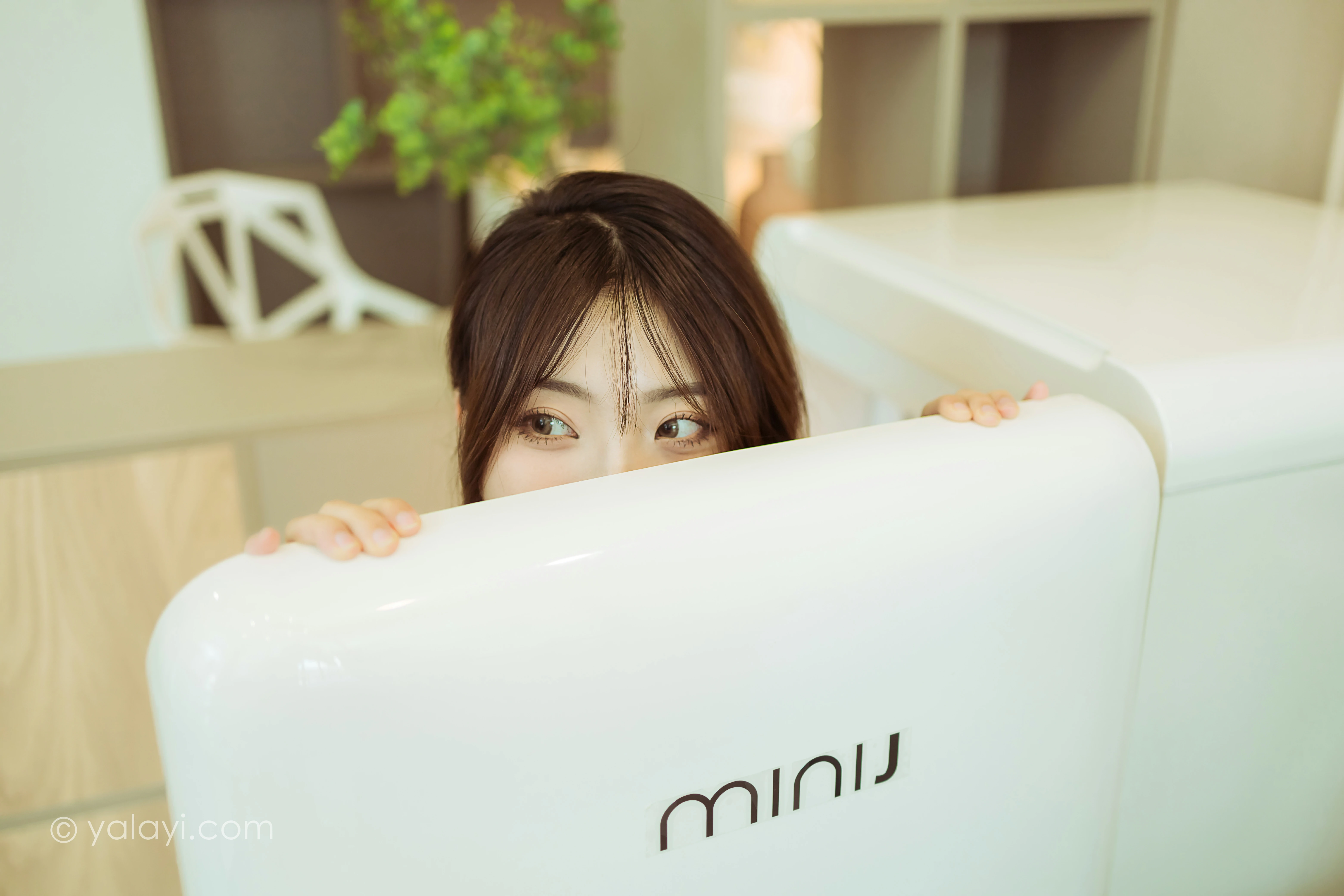 [YALAYI雅拉伊]NO.805 餐蛋面 小乔 白色吊带连衣裙居家清纯写真集第10张