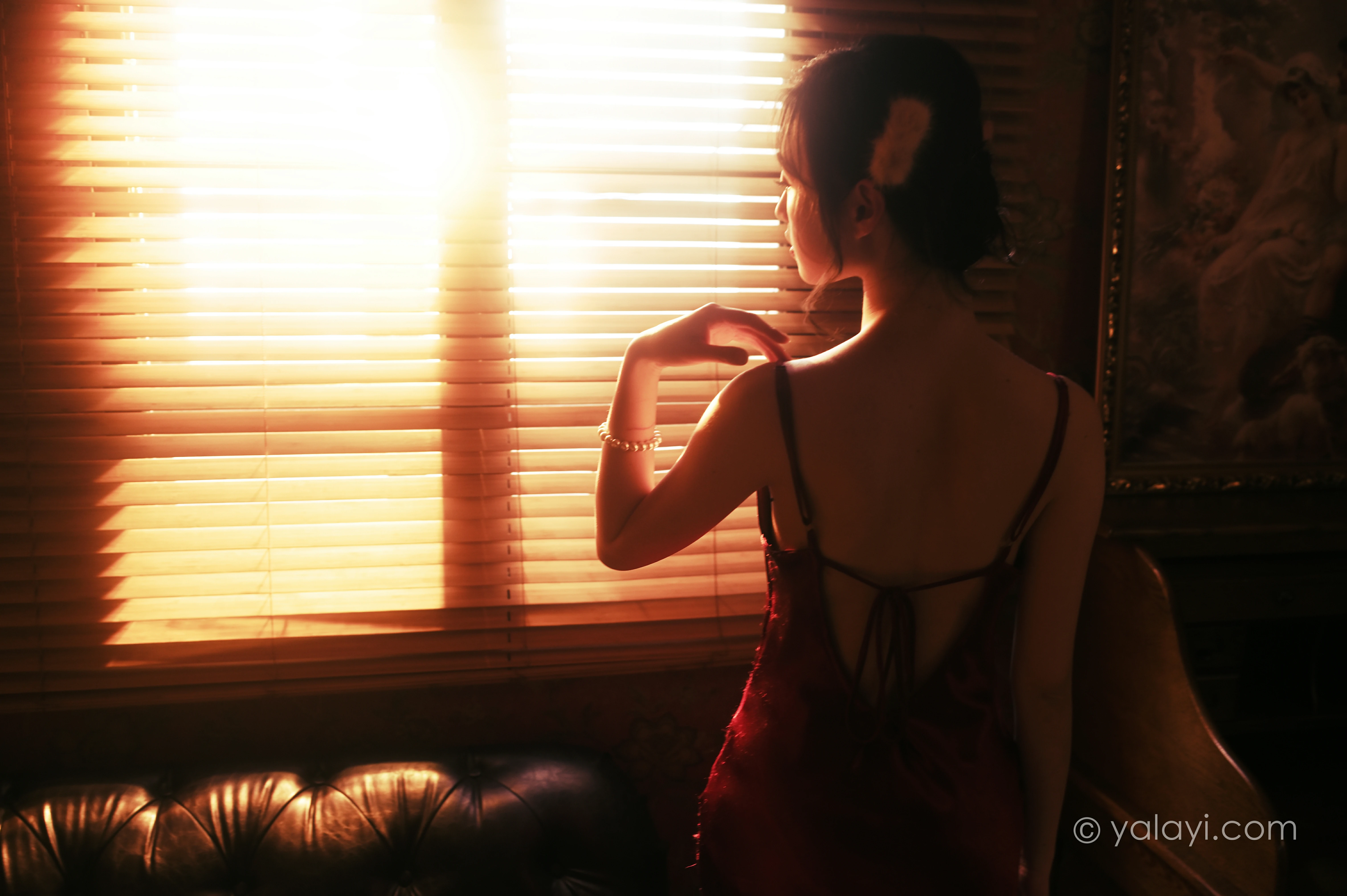 [YALAYI雅拉伊]NO.794 在窗边 京京 红色吊带裸背连衣裙居家性感写真集第1张