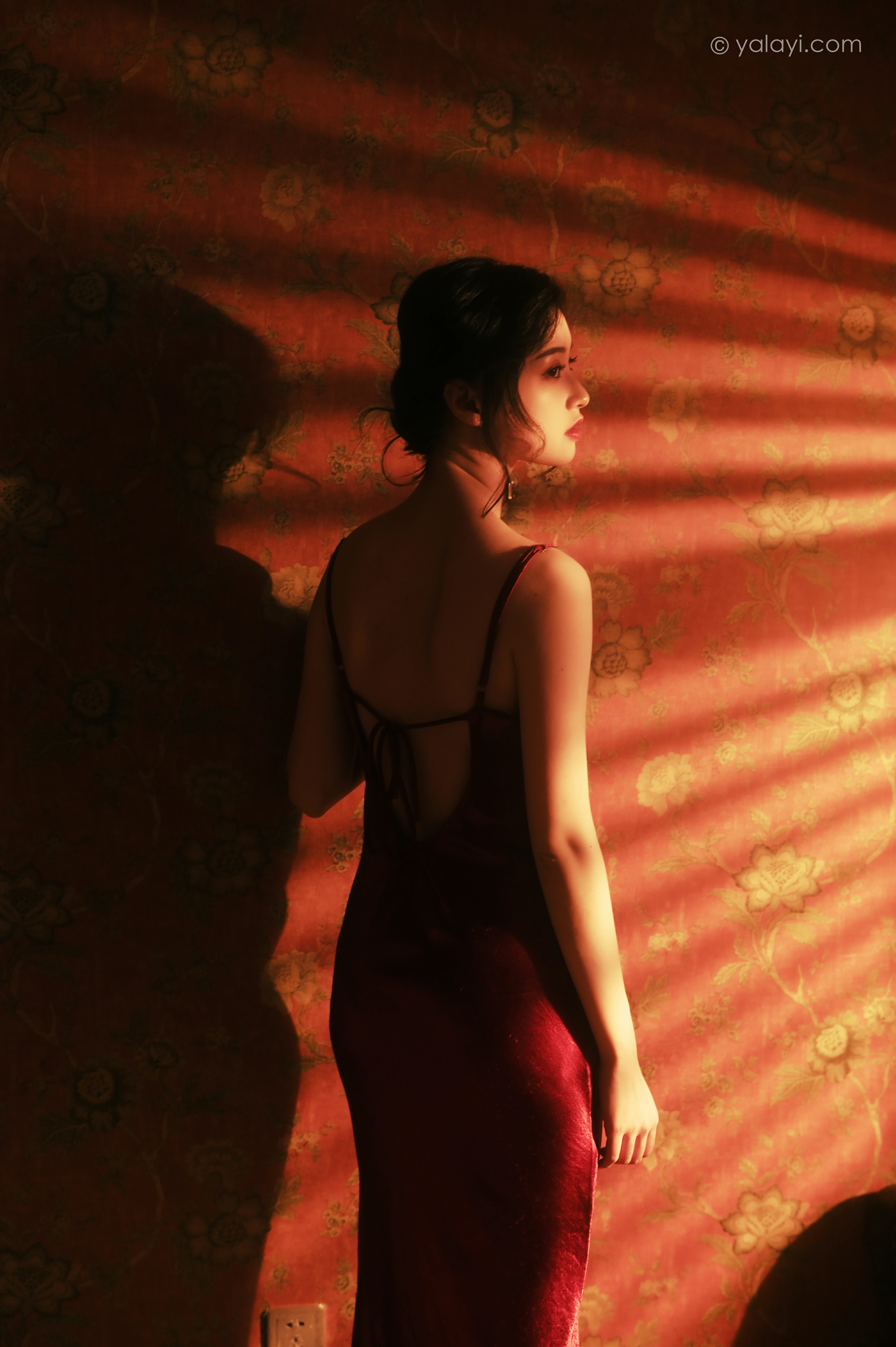 [YALAYI雅拉伊]NO.794 在窗边 京京 红色吊带裸背连衣裙居家性感写真集第5张