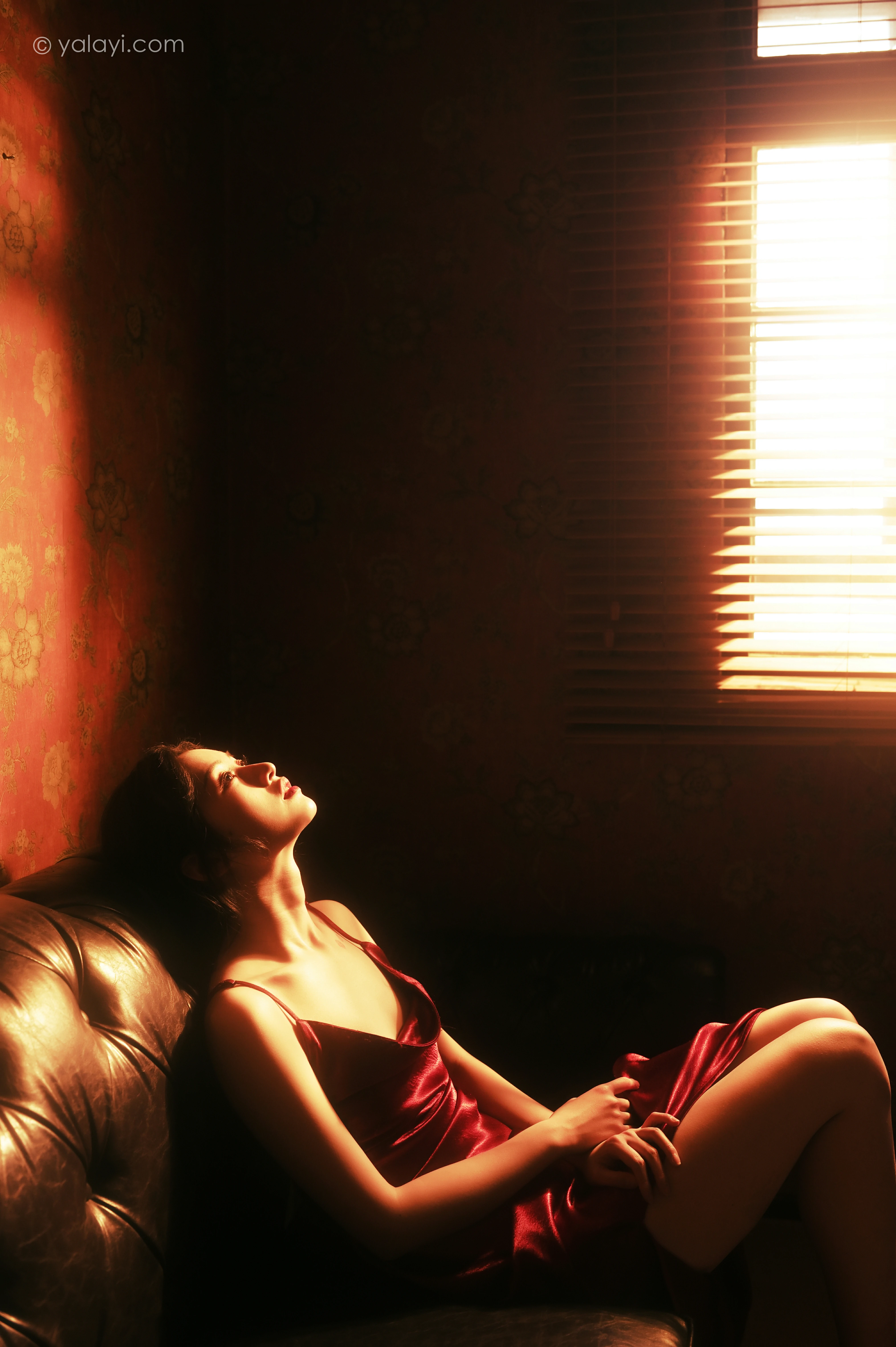 [YALAYI雅拉伊]NO.794 在窗边 京京 红色吊带裸背连衣裙居家性感写真集第10张