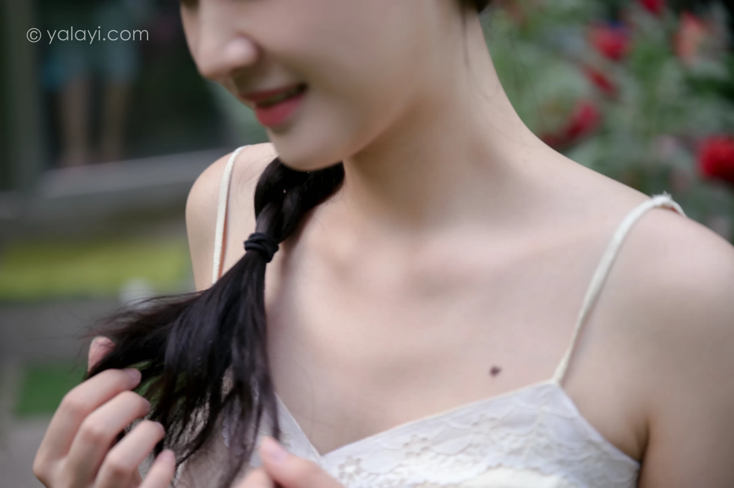 [YALAYI雅拉伊]NO.682 《孤芳不自赏》 方岚 白色蕾丝小背心加碎花短裙私房写真集第6张