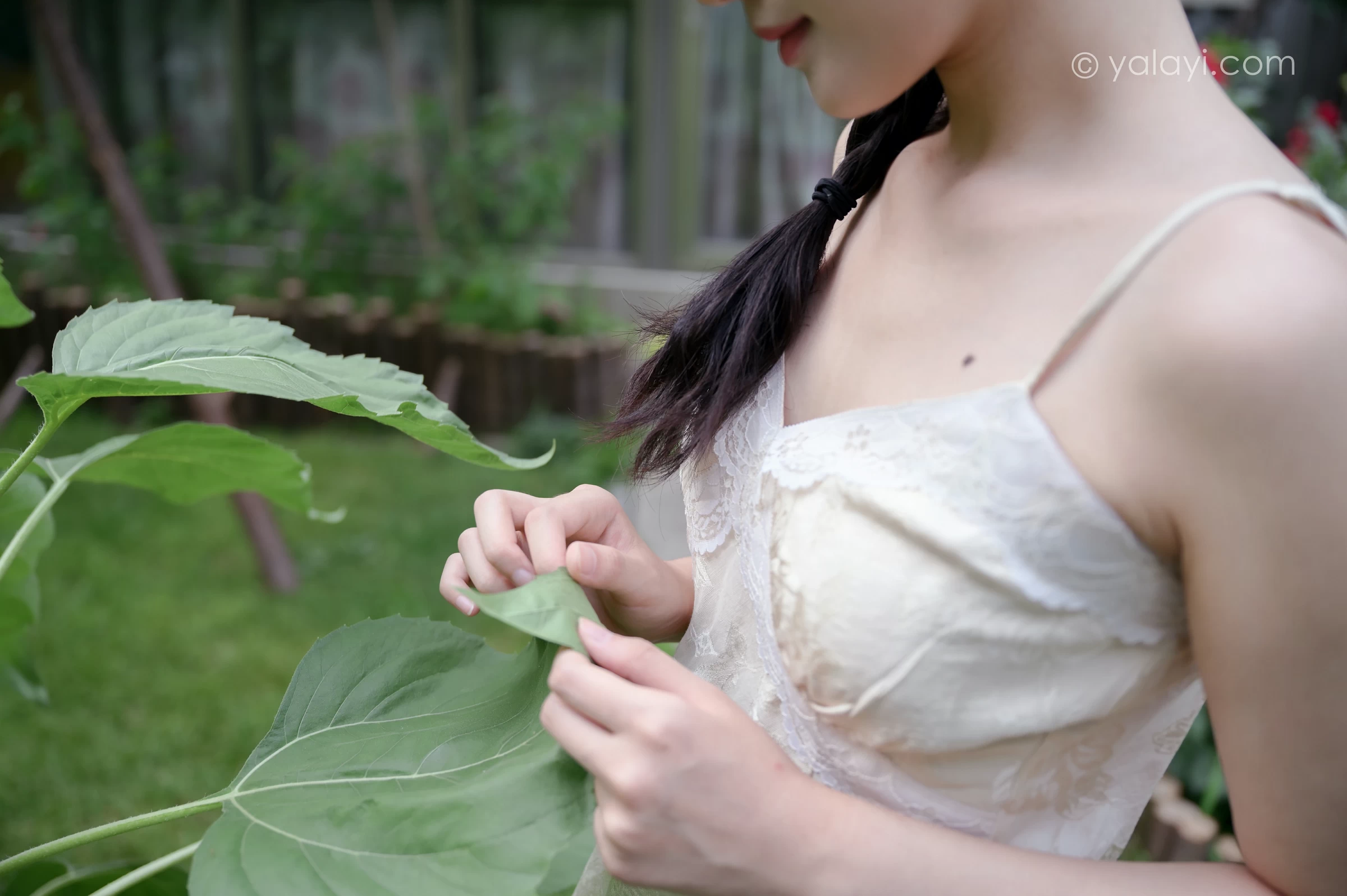 [YALAYI雅拉伊]NO.682 《孤芳不自赏》 方岚 白色蕾丝小背心加碎花短裙私房写真集第7张