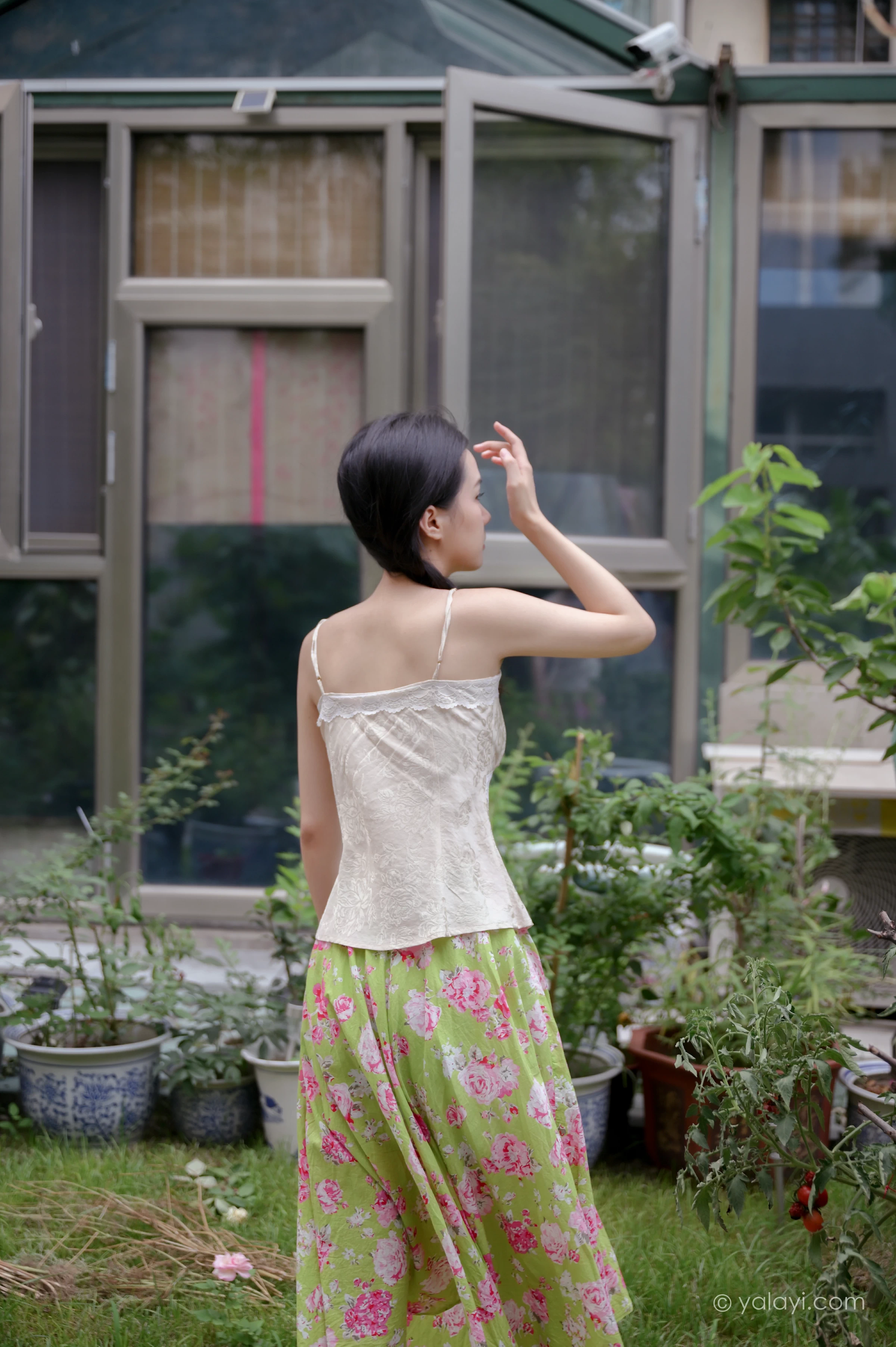 [YALAYI雅拉伊]NO.682 《孤芳不自赏》 方岚 白色蕾丝小背心加碎花短裙私房写真集第11张