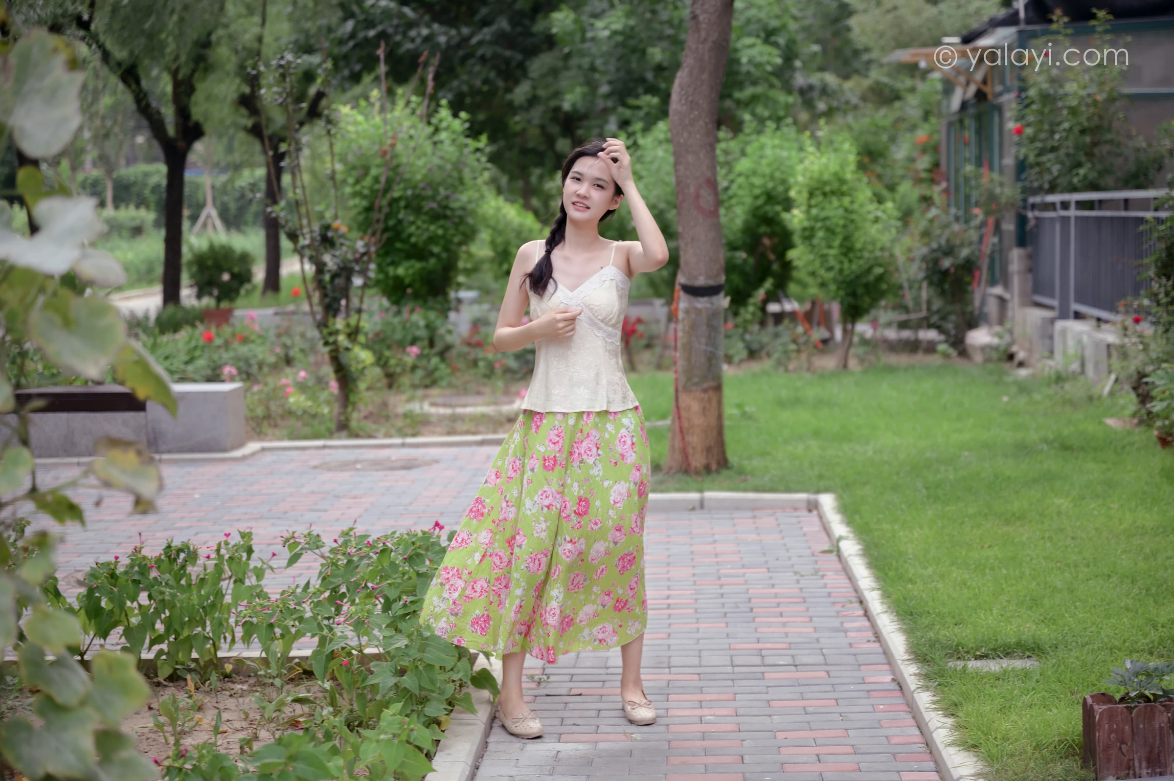 [YALAYI雅拉伊]NO.682 《孤芳不自赏》 方岚 白色蕾丝小背心加碎花短裙私房写真集第12张