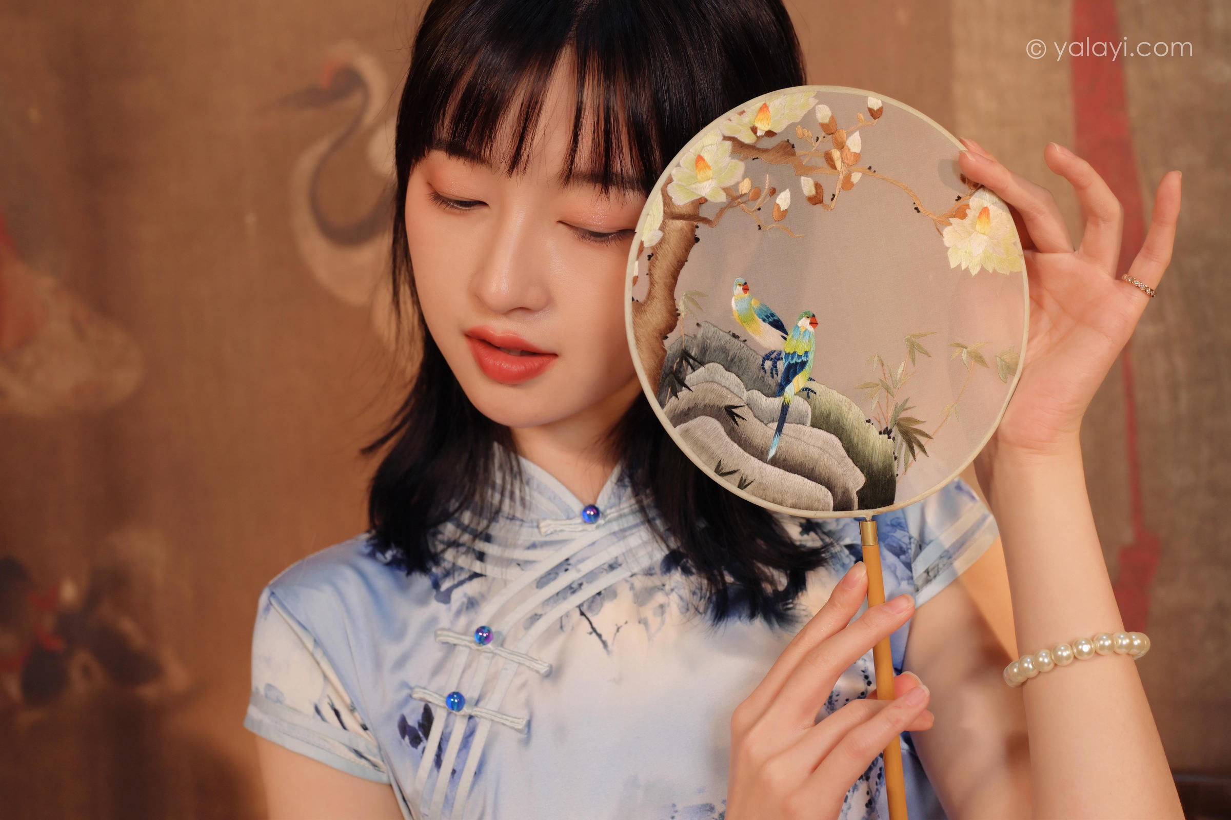 [YALAYI雅拉伊]2022.03.18 绝代芳华 京京 银色无袖旗袍民国风优雅写真集第13张