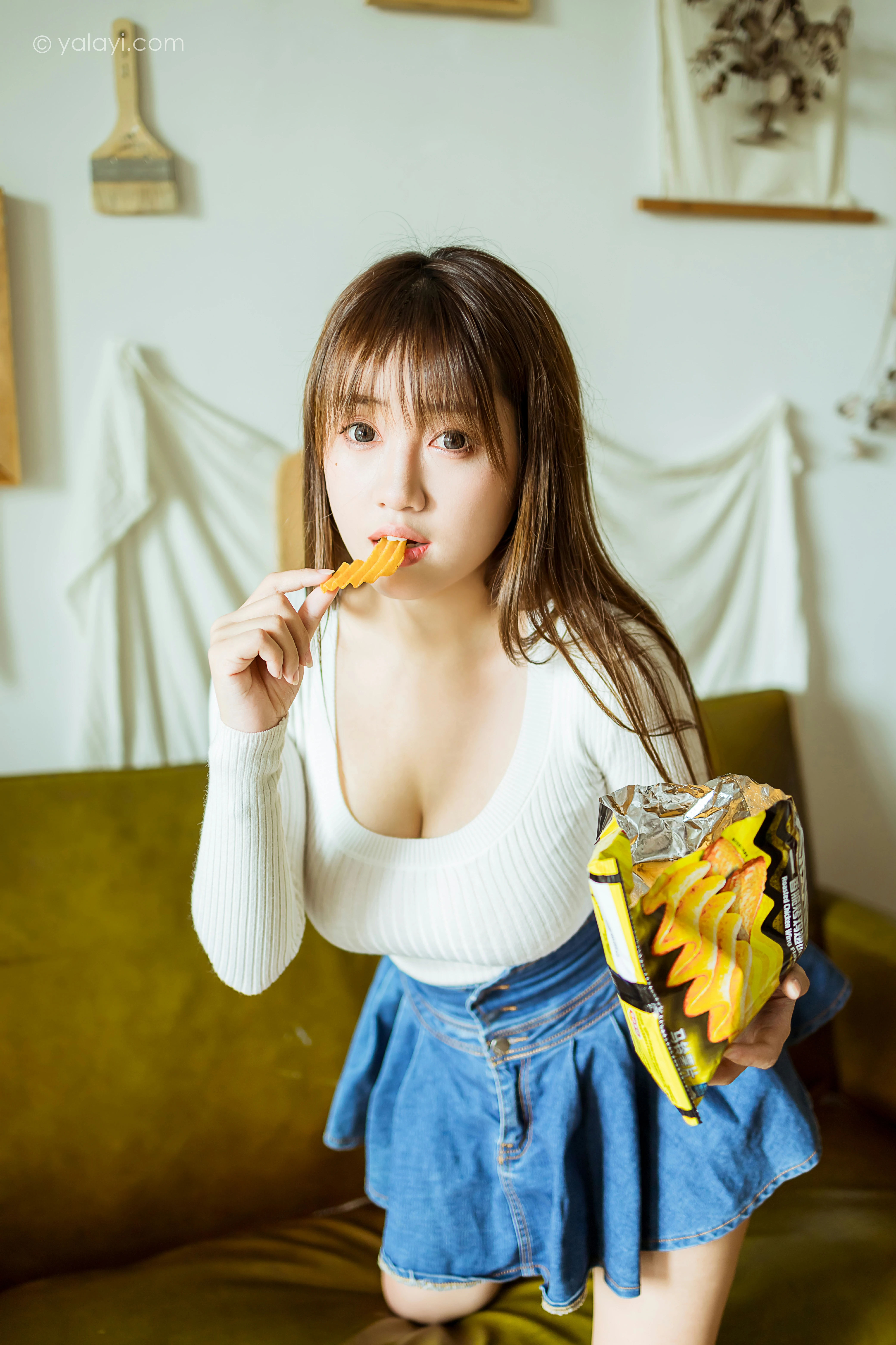 [YALAYI雅拉伊]NO.795 宅女日常 虞艺 白色毛衣加牛仔短裙性感私房写真集第8张