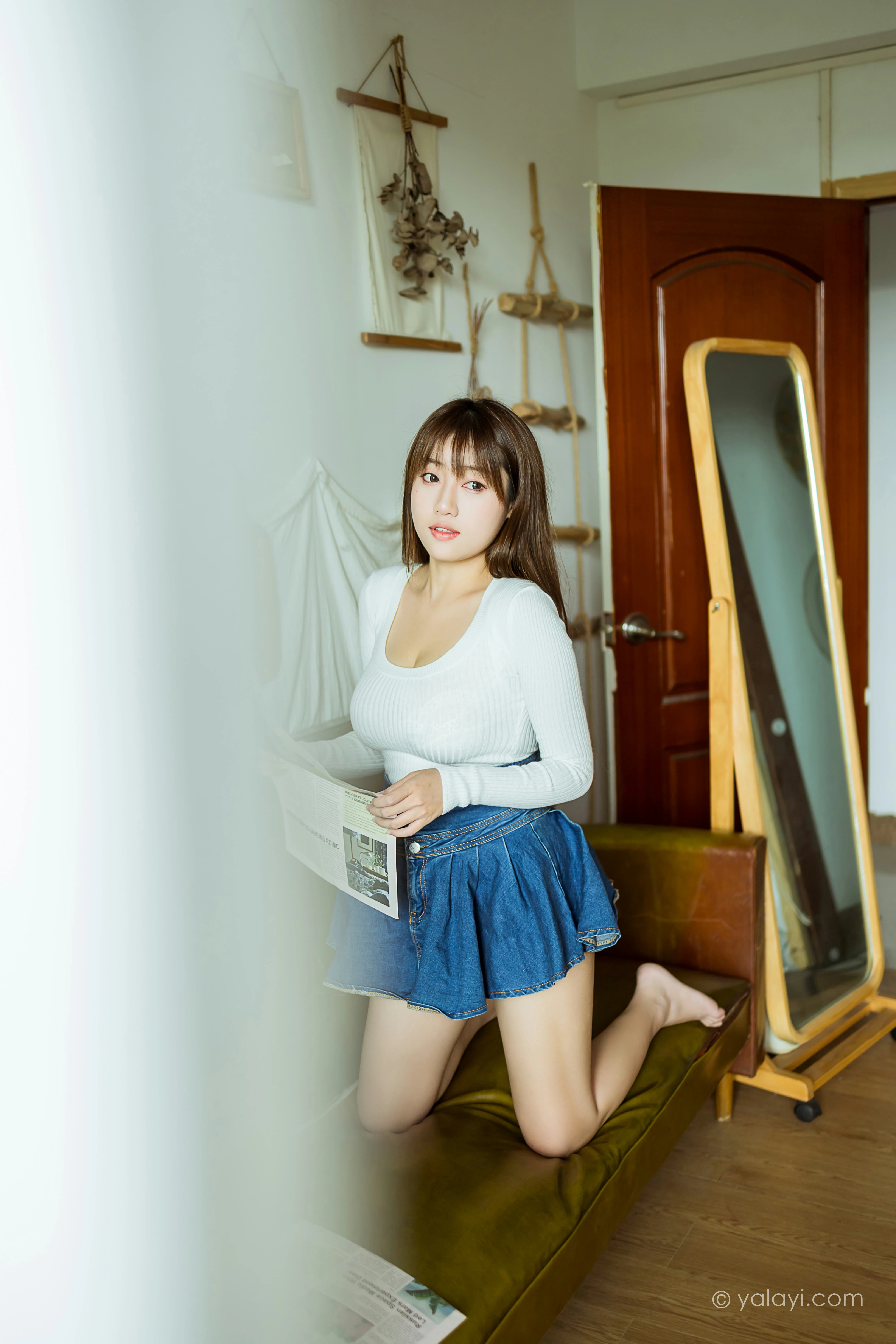 [YALAYI雅拉伊]NO.795 宅女日常 虞艺 白色毛衣加牛仔短裙性感私房写真集第6张