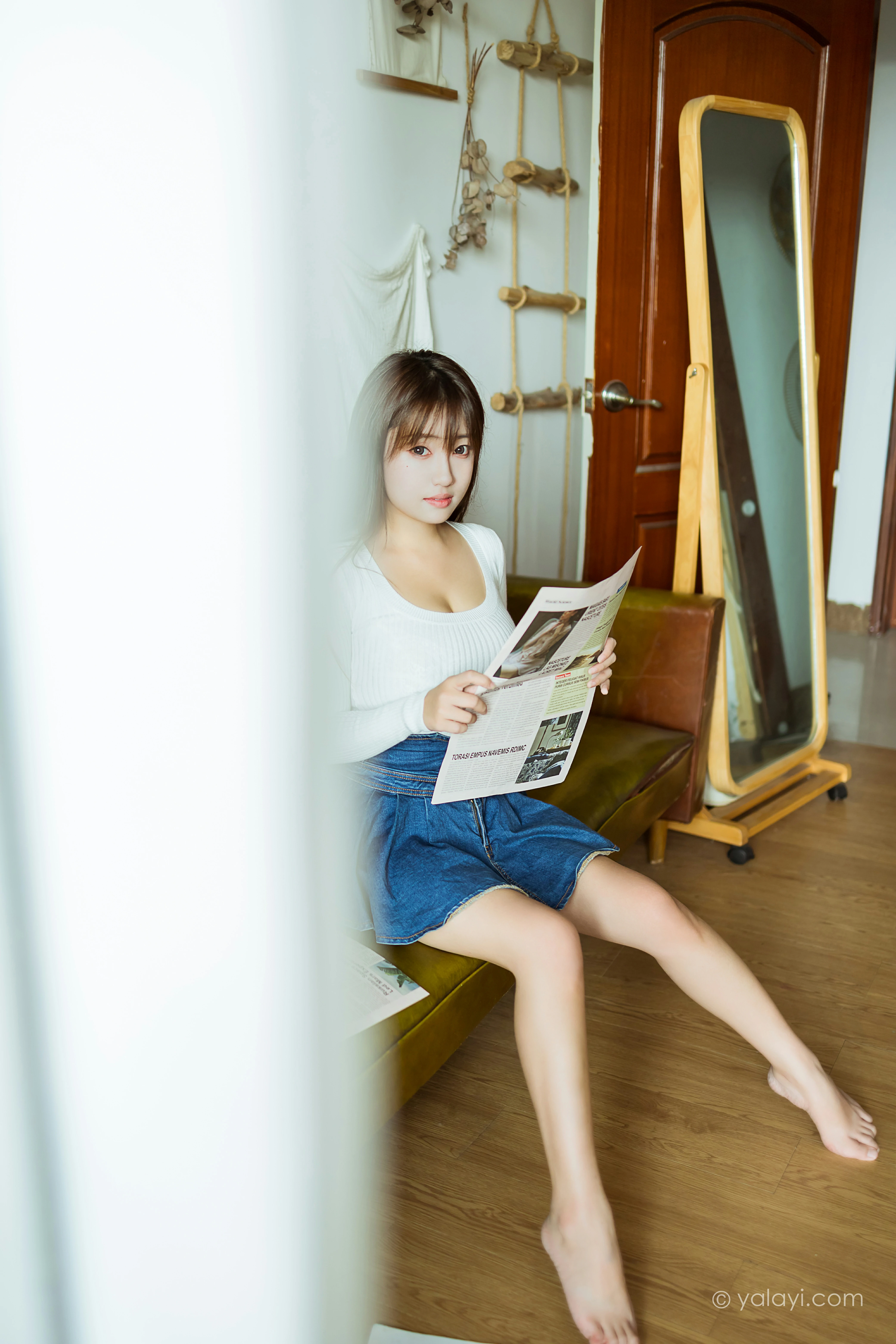 [YALAYI雅拉伊]NO.795 宅女日常 虞艺 白色毛衣加牛仔短裙性感私房写真集第6张