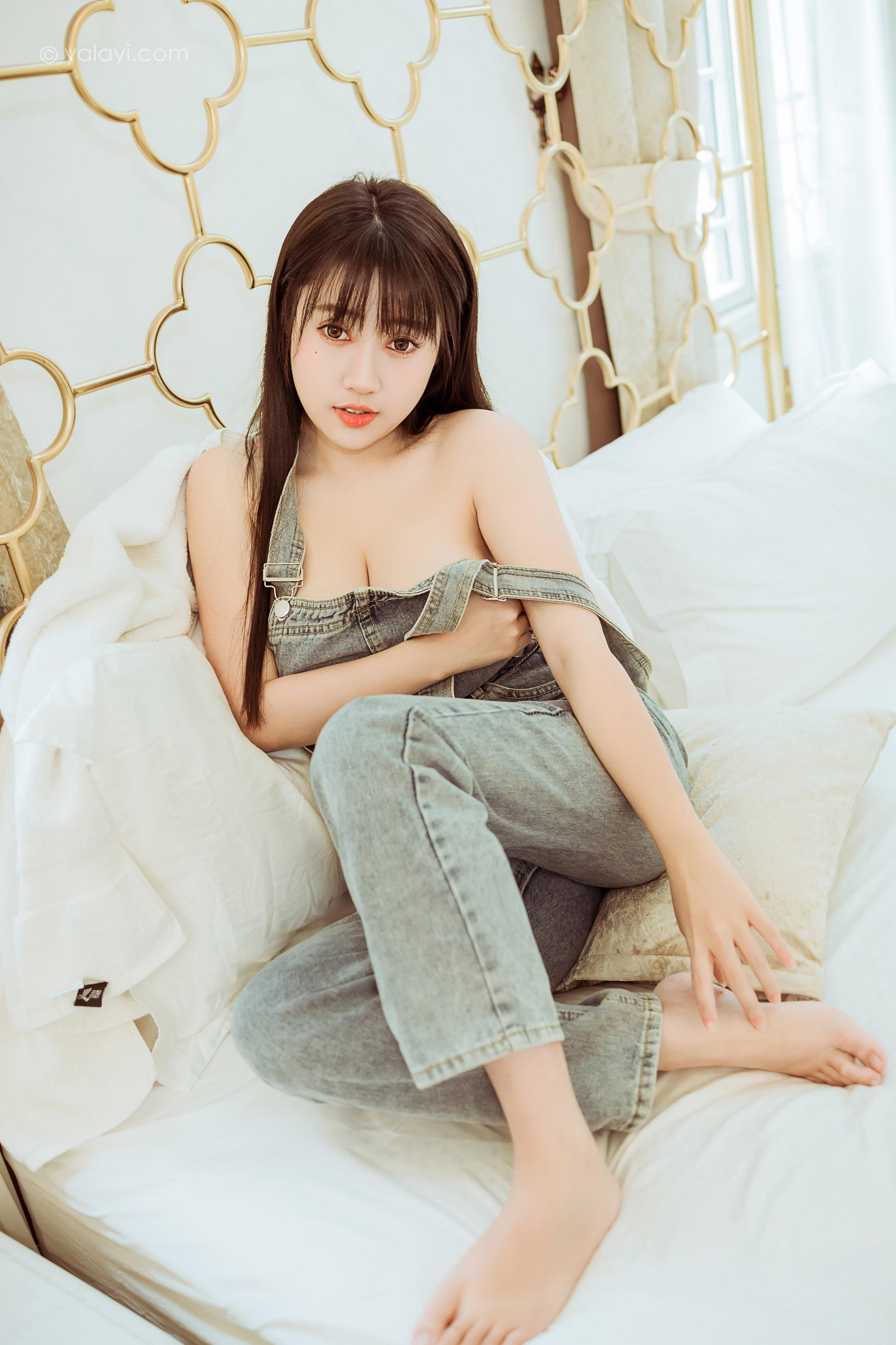 [YALAYI雅拉伊]2022.03.22 开心宅家 虞艺 白色紧身短袖加牛仔背带裤性感写真集第13张