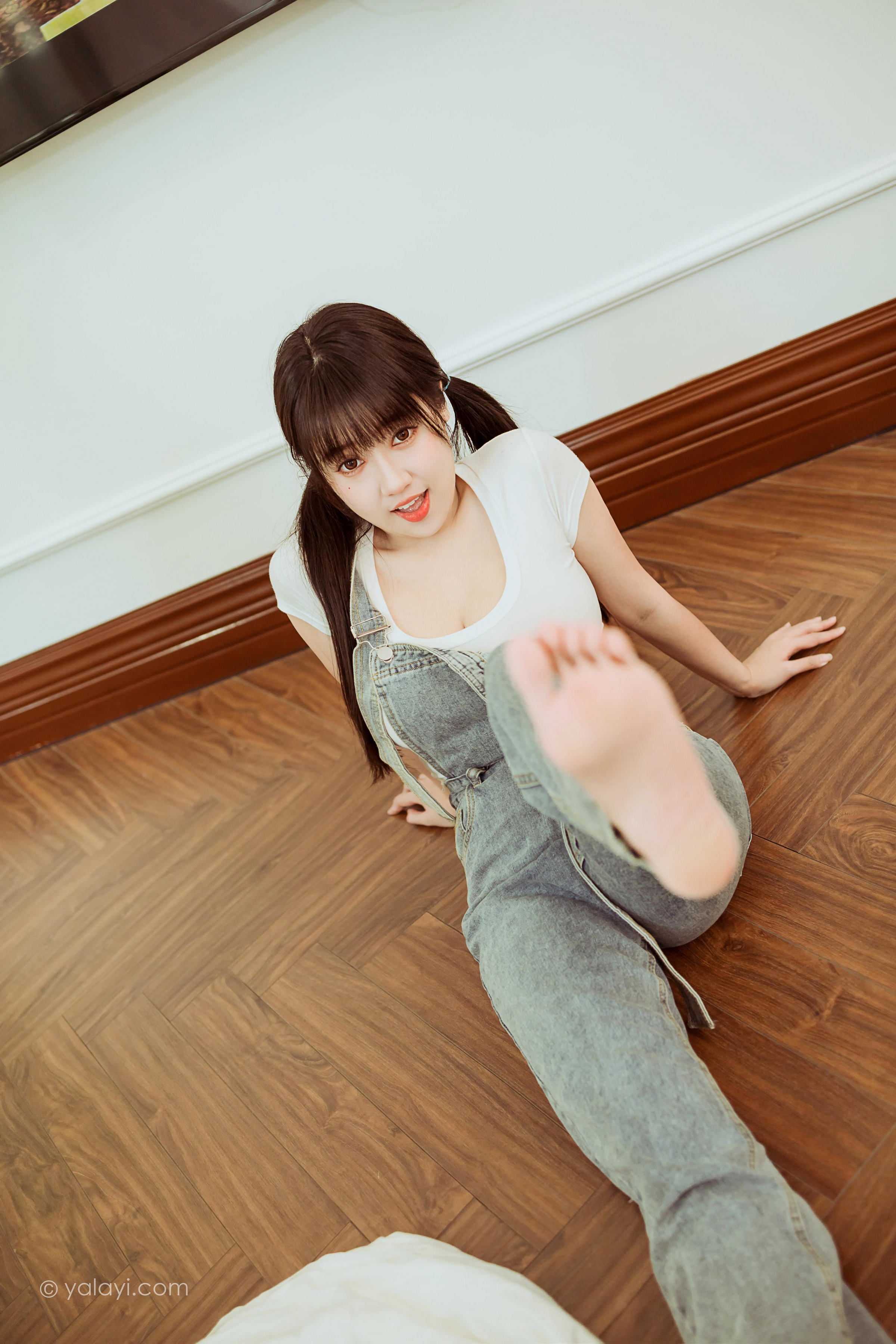 [YALAYI雅拉伊]2022.03.22 开心宅家 虞艺 白色紧身短袖加牛仔背带裤性感写真集第9张