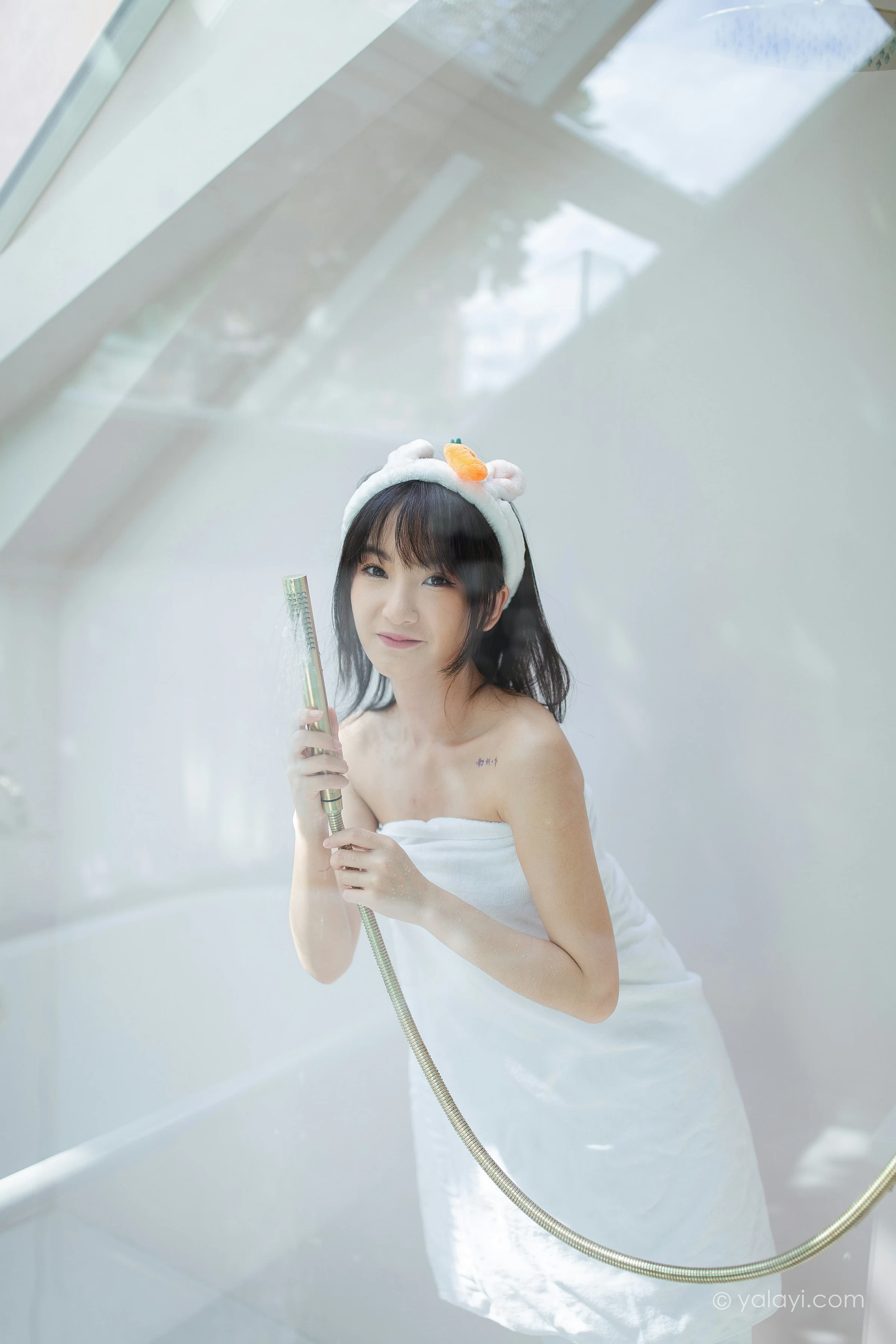 [YALAYI雅拉伊]NO.684 《清凉一夏》 落落 白色浴袍性感私房写真集第1张