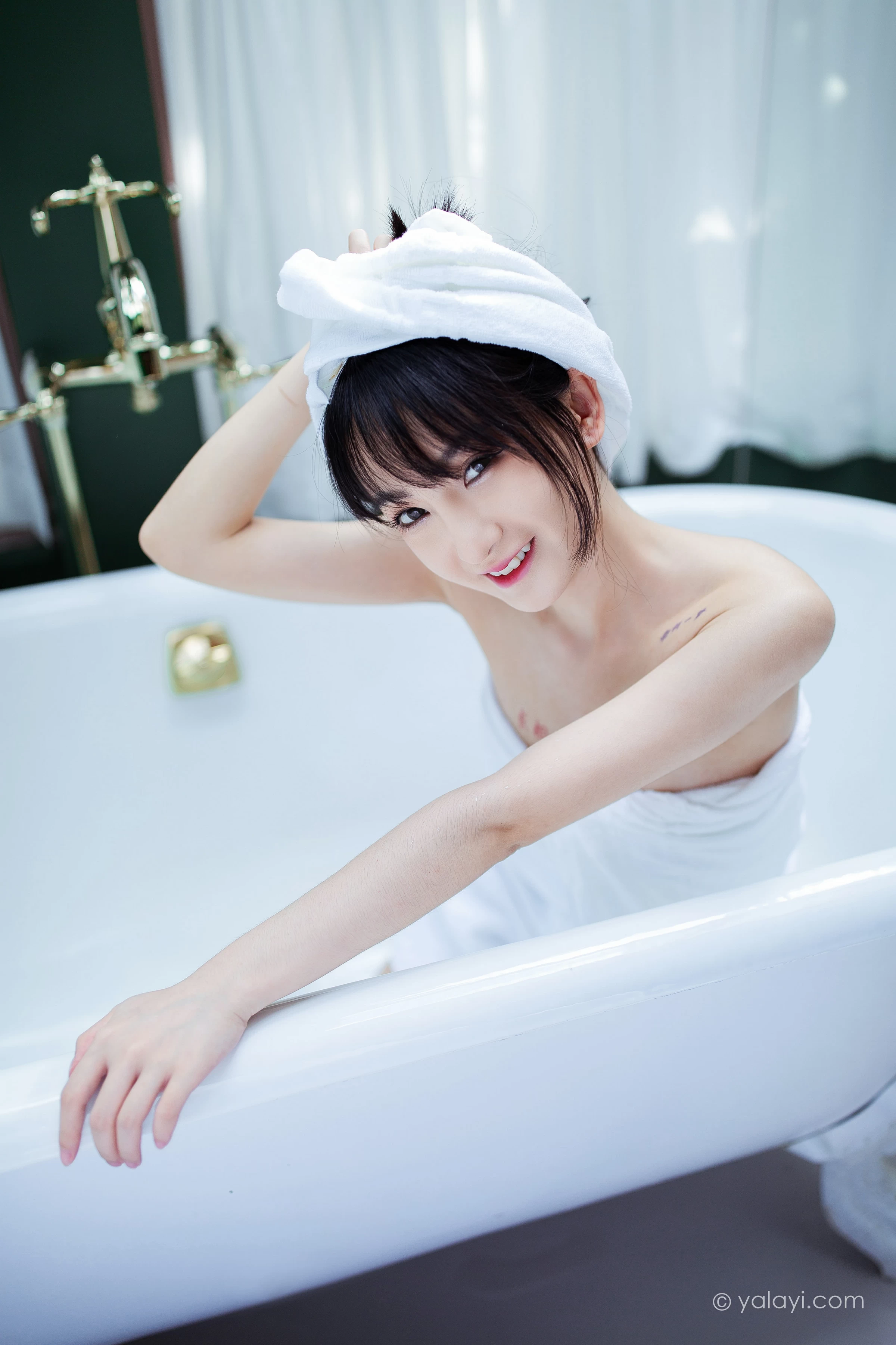 [YALAYI雅拉伊]NO.684 《清凉一夏》 落落 白色浴袍性感私房写真集第18张