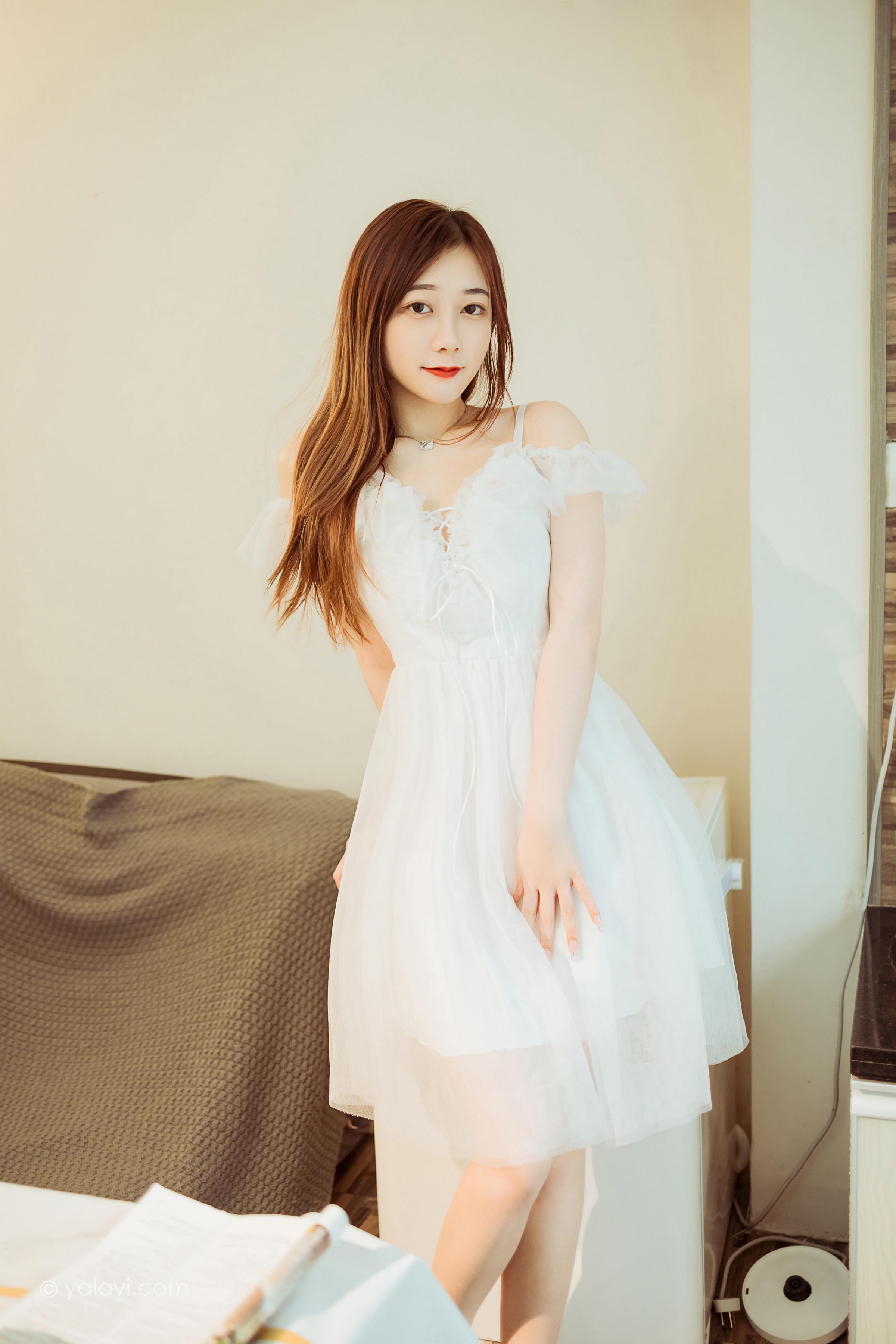 [YALAYI雅拉伊]2022.03.25 梦中情人 夜夜 白色吊带透视连衣裙居家性感写真集第4张