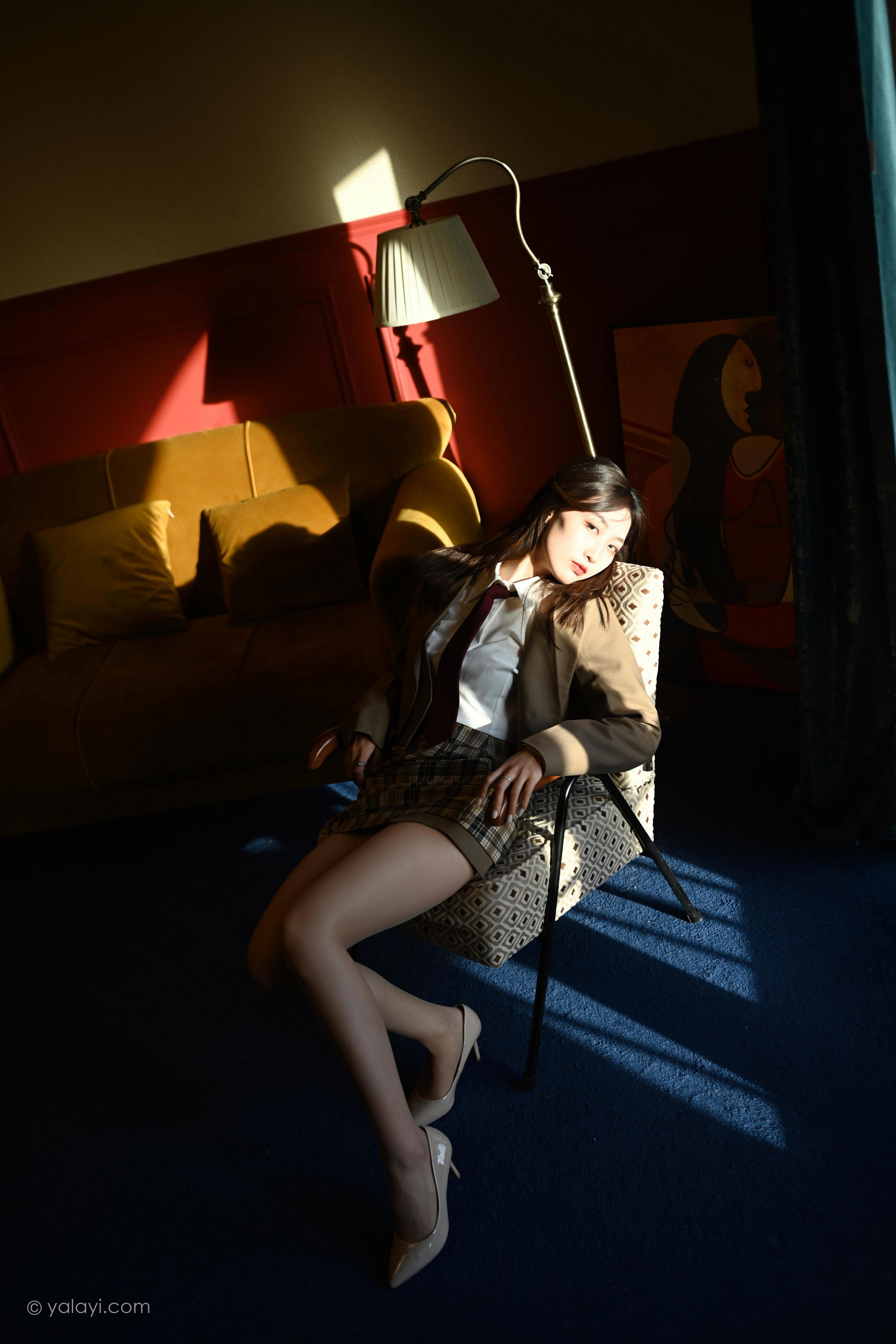 [YALAYI雅拉伊]2022.03.28 我的听众 佳佳 棕色JK制服加格子短裙性感写真集第8张