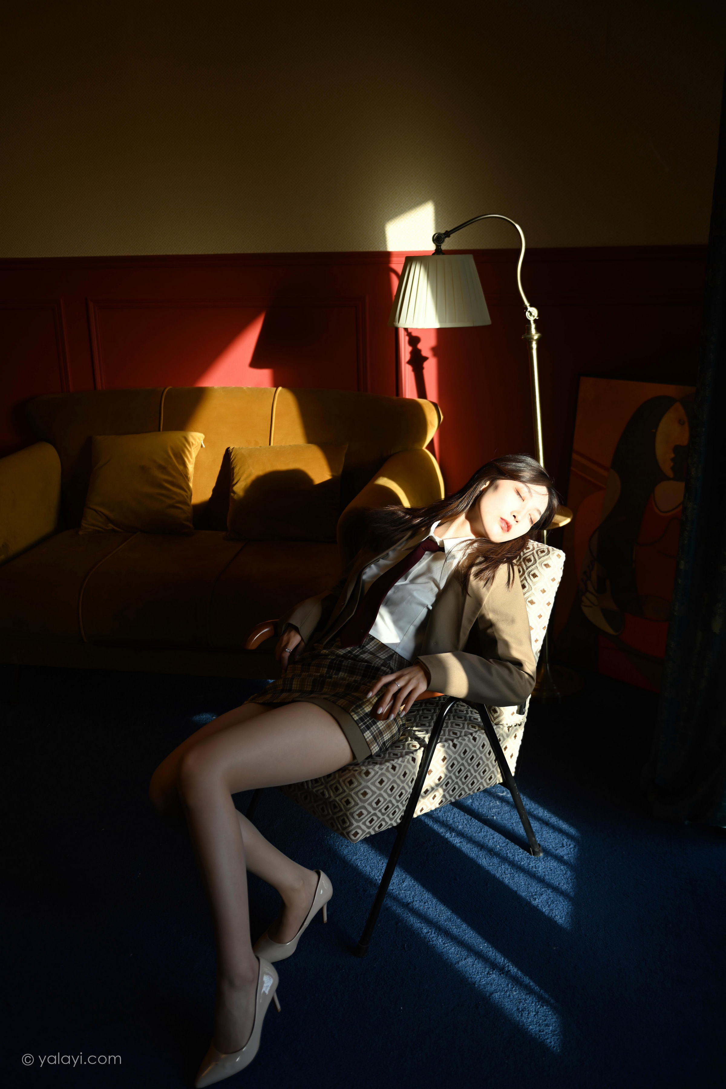 [YALAYI雅拉伊]2022.03.28 我的听众 佳佳 棕色JK制服加格子短裙性感写真集第9张