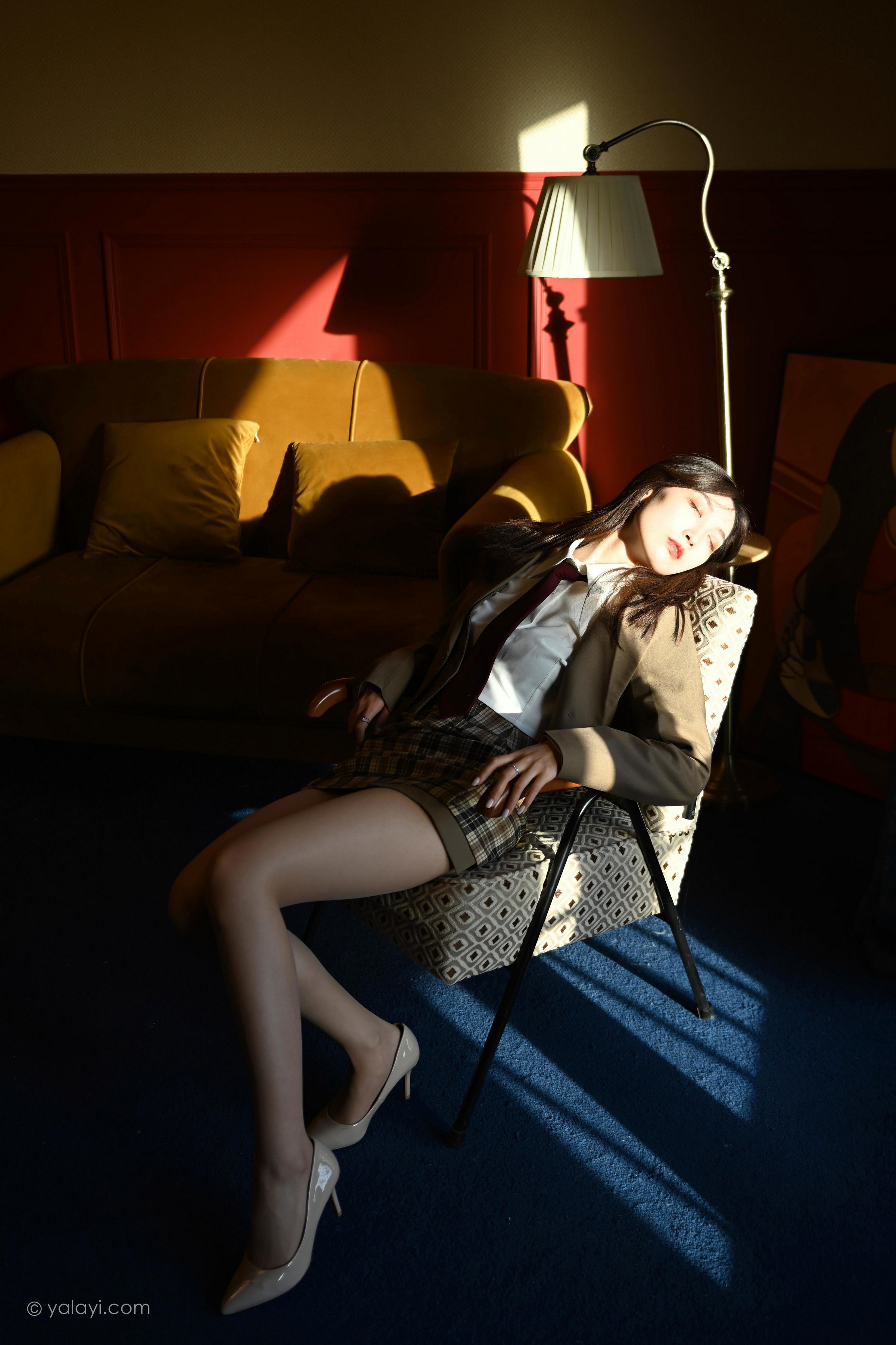[YALAYI雅拉伊]2022.03.28 我的听众 佳佳 棕色JK制服加格子短裙性感写真集第9张
