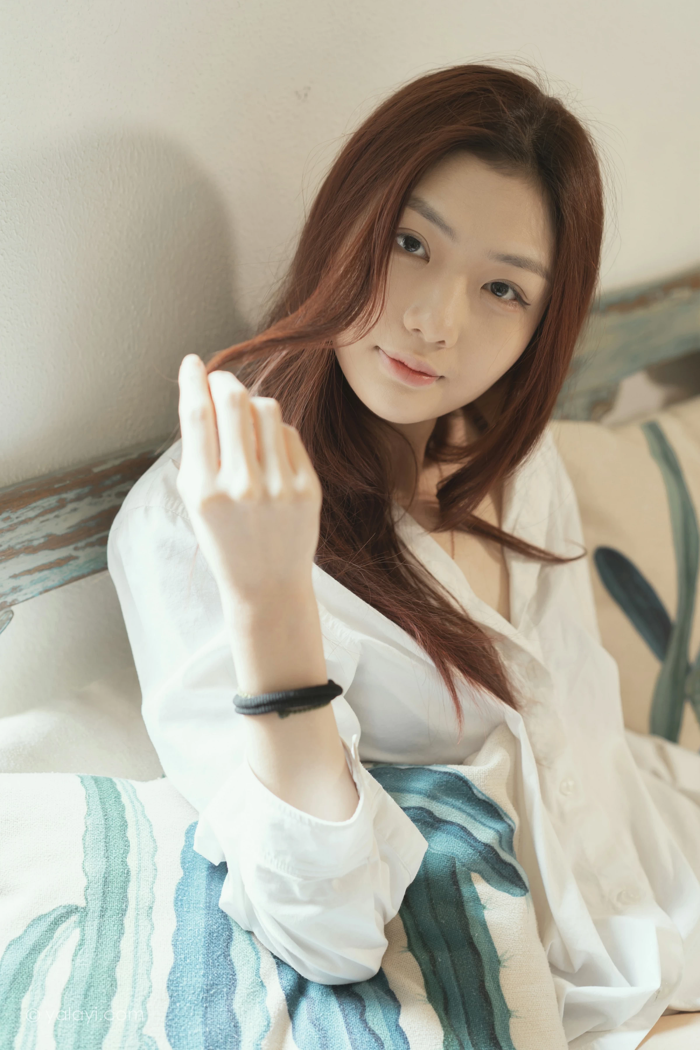 [YALAYI雅拉伊]NO.711 《礼物》 鸭鸭 白色衬衫加黑色内衣性感私房写真集第4张