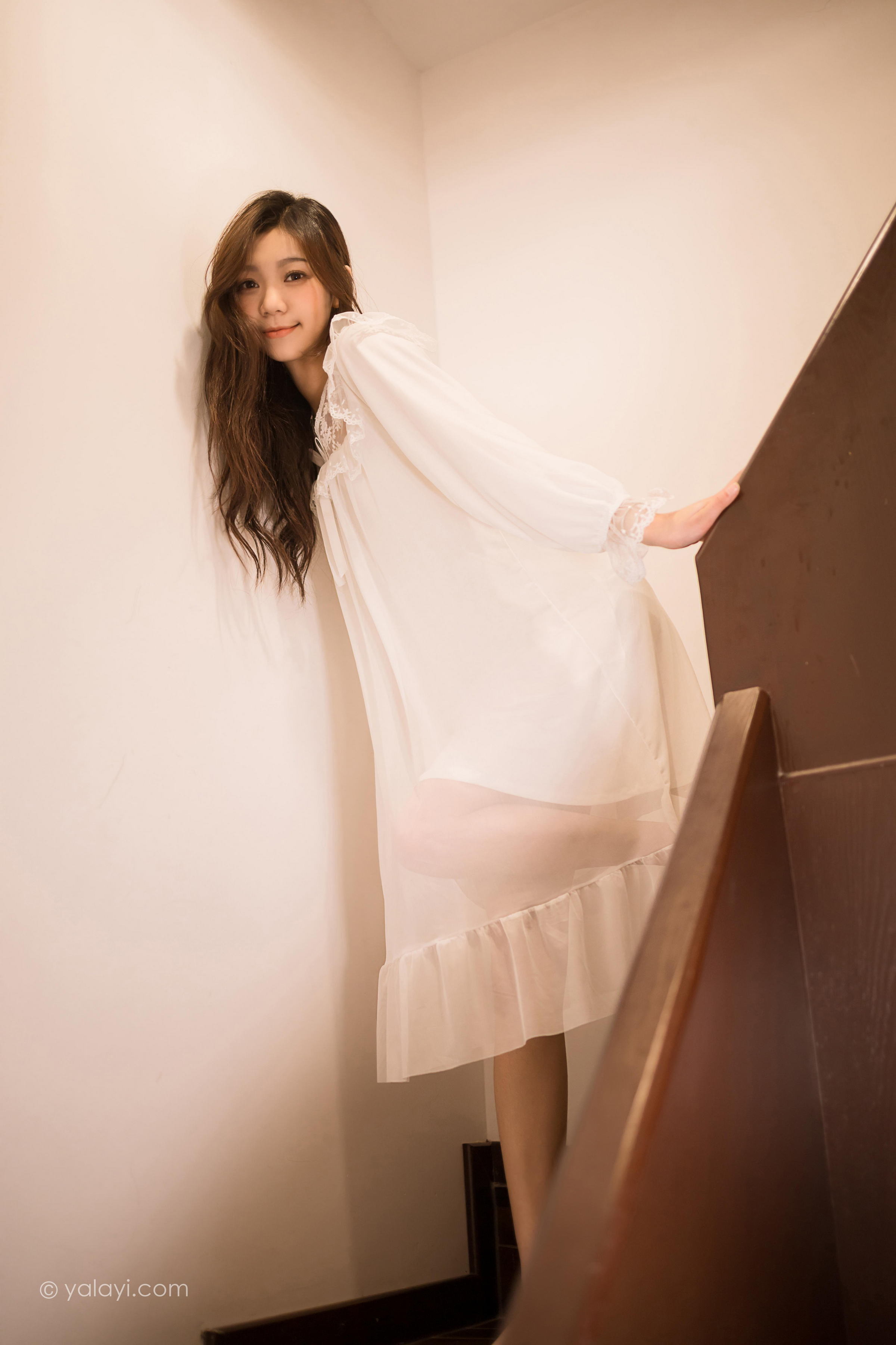 [YALAYI雅拉伊]2022.03.30 阁楼 梓瑶 白色透视睡衣裙性感写真集第12张