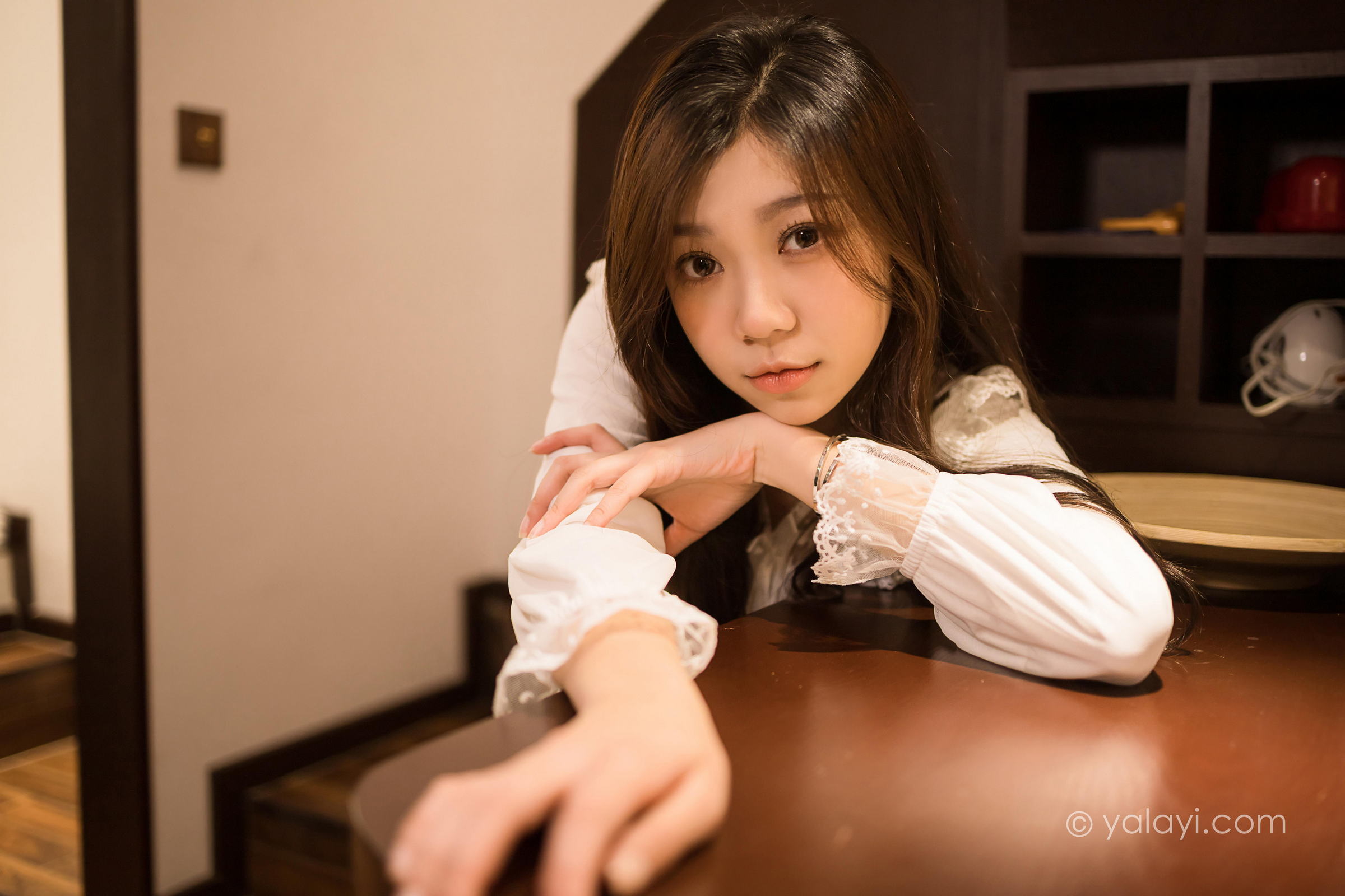 [YALAYI雅拉伊]2022.03.30 阁楼 梓瑶 白色透视睡衣裙性感写真集第13张