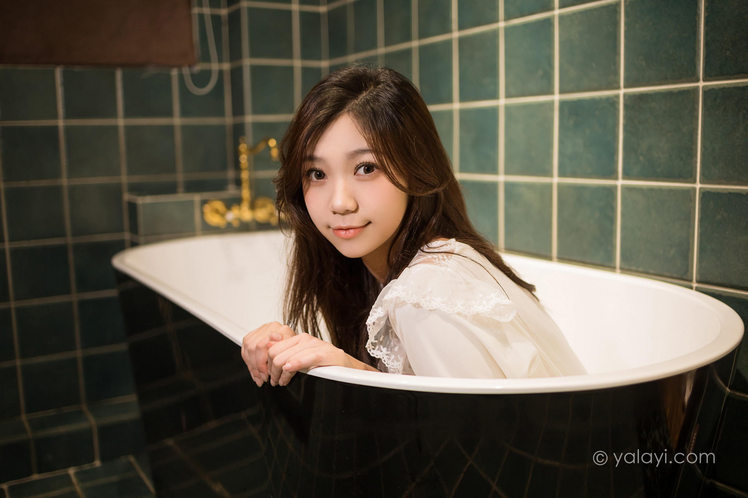 [YALAYI雅拉伊]2022.03.30 阁楼 梓瑶 白色透视睡衣裙性感写真集第3张