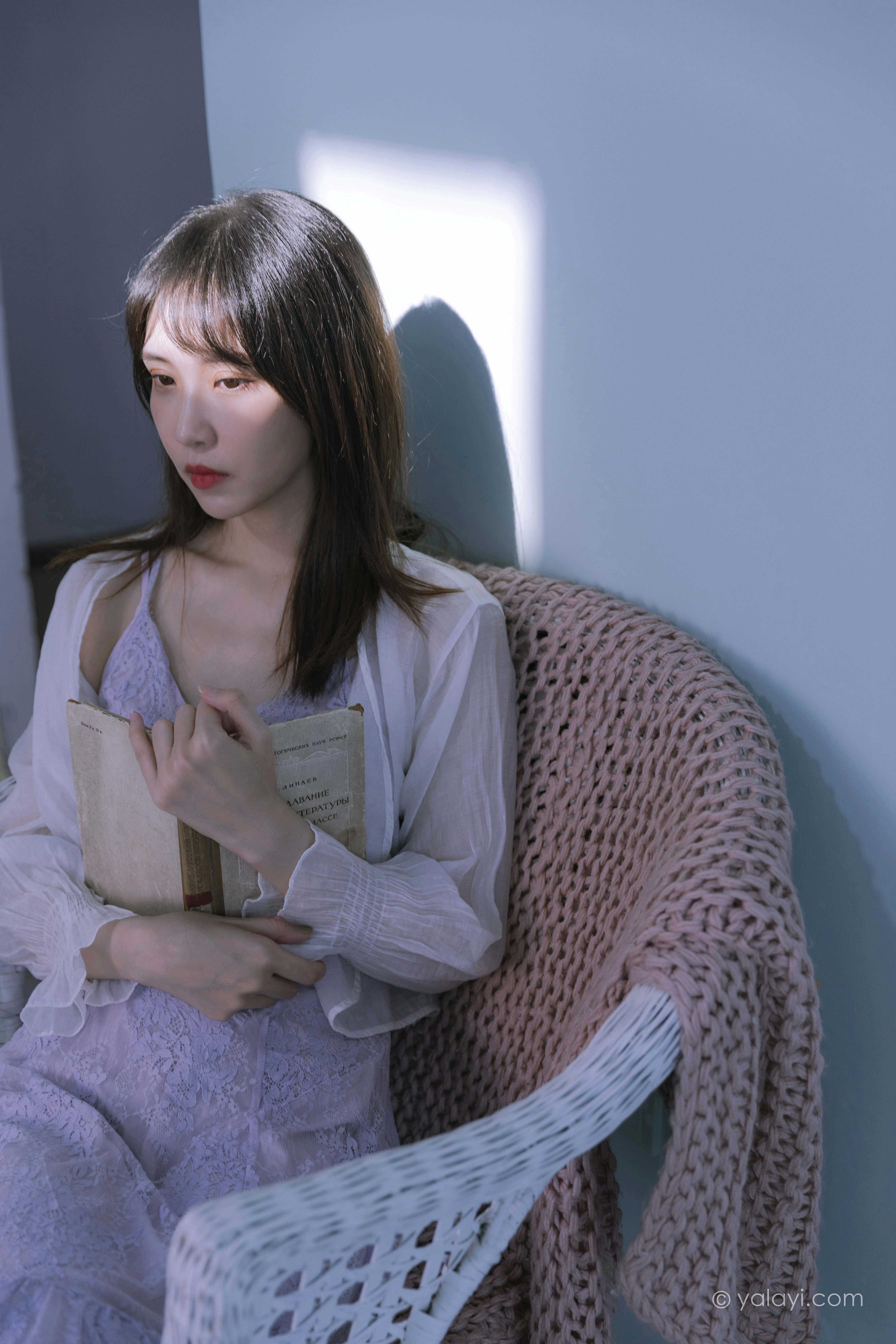 [YALAYI雅拉伊]NO.811 紫色的早晨 妍妍 白色透视蕾丝连衣裙居家私房写真集第4张