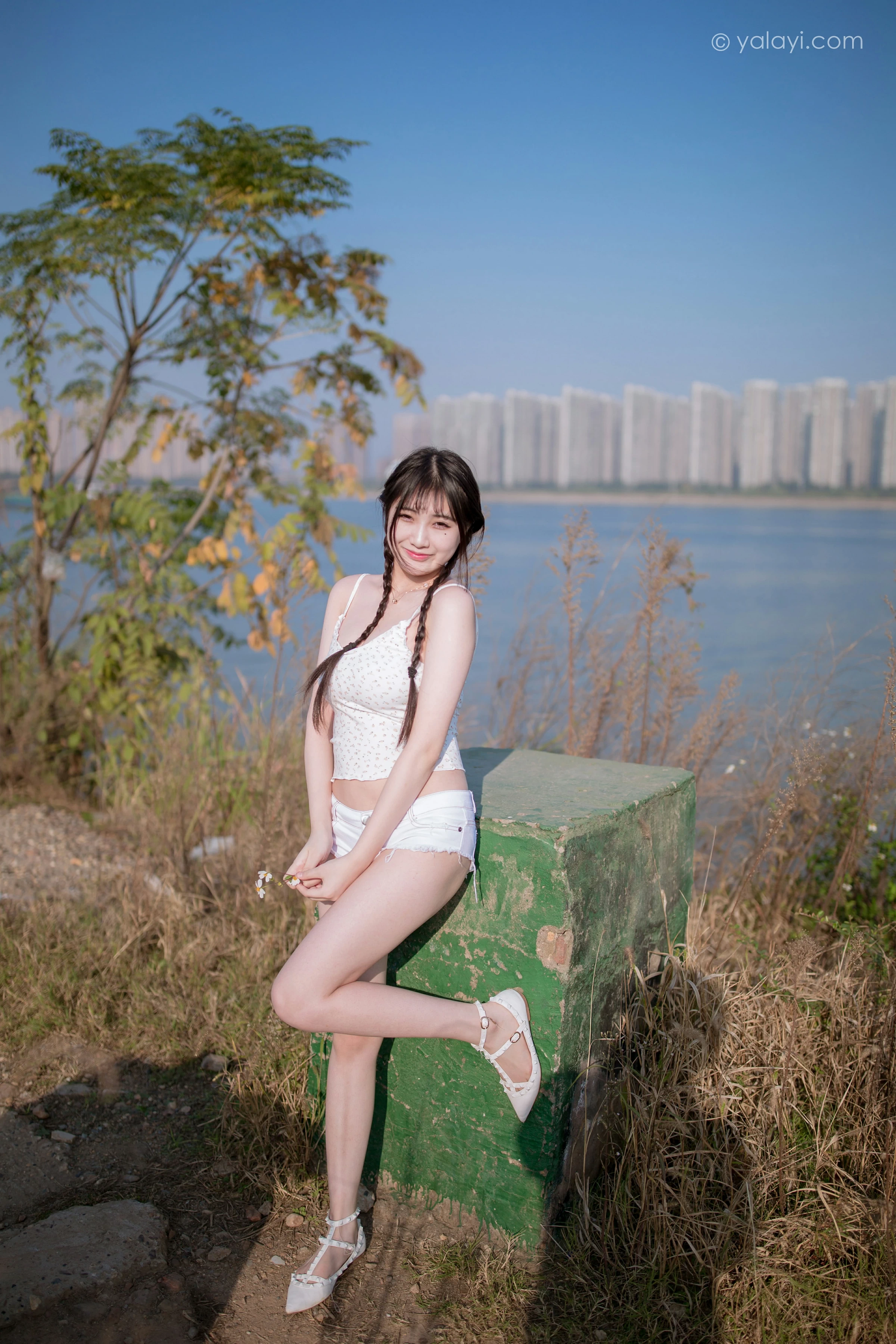 [YALAYI雅拉伊]NO.736 《去江边》 瓶儿 白色性感紧身小背心加牛仔热裤写真集第4张