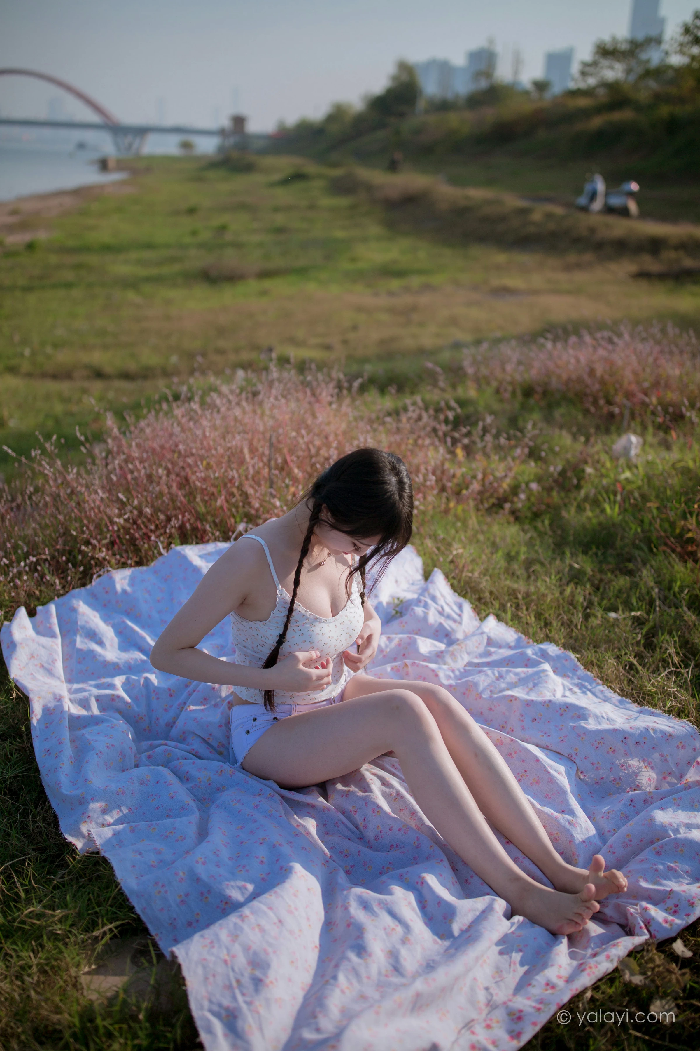 [YALAYI雅拉伊]NO.736 《去江边》 瓶儿 白色性感紧身小背心加牛仔热裤写真集第5张