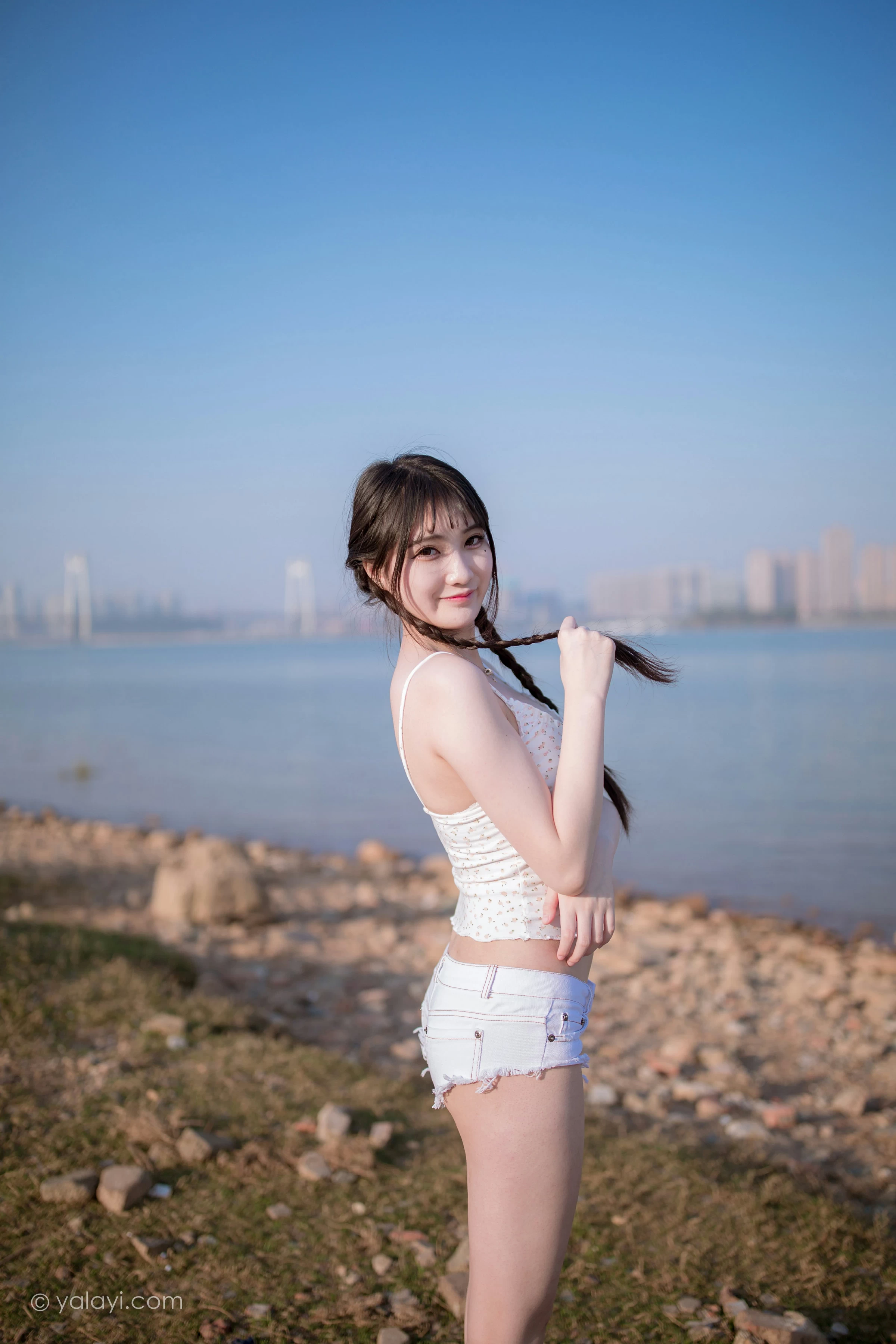 [YALAYI雅拉伊]NO.736 《去江边》 瓶儿 白色性感紧身小背心加牛仔热裤写真集第12张