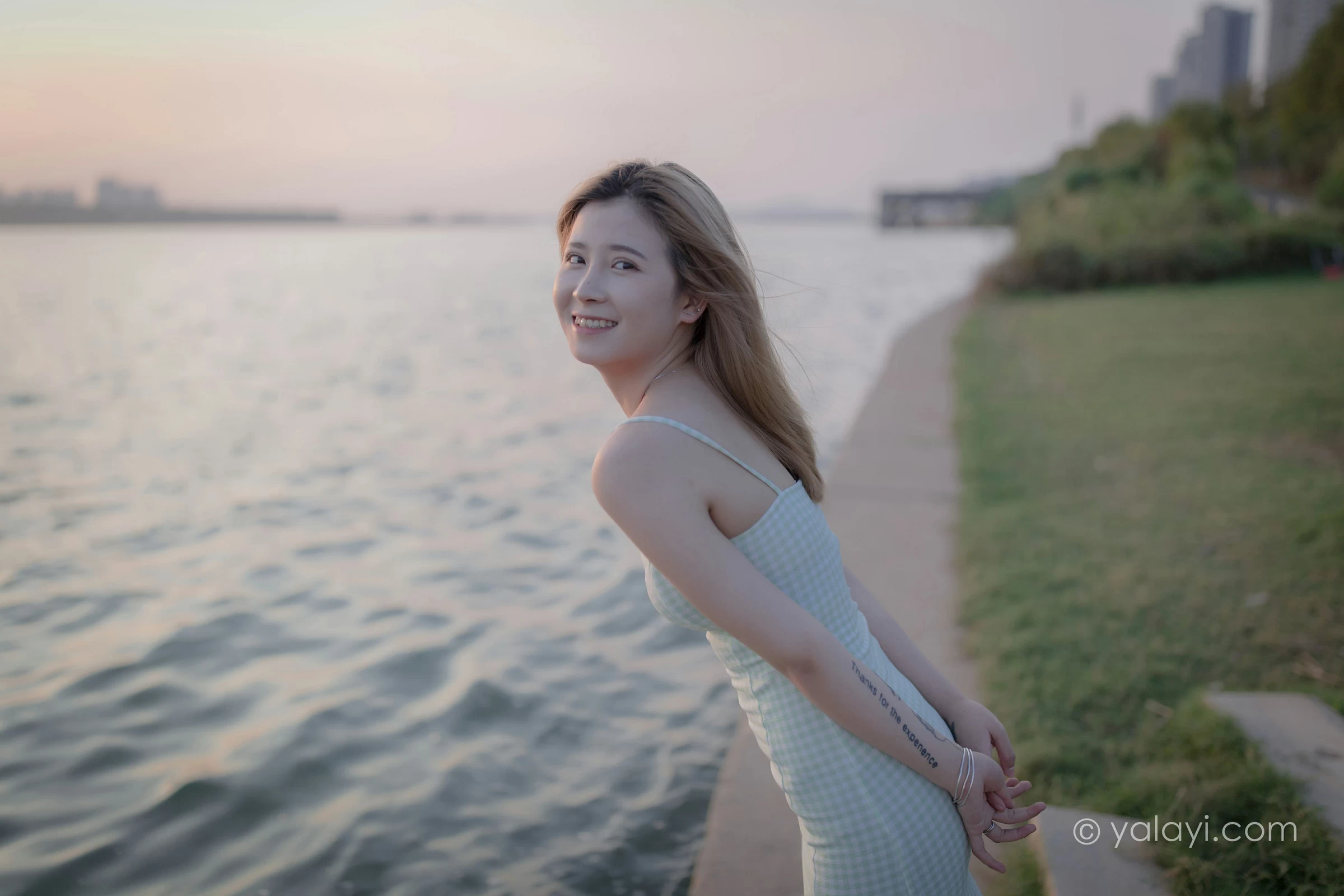 [YALAYI雅拉伊]NO.712 《风继续吹》 梦涵 紧身吊带连衣裙休闲写真第5张