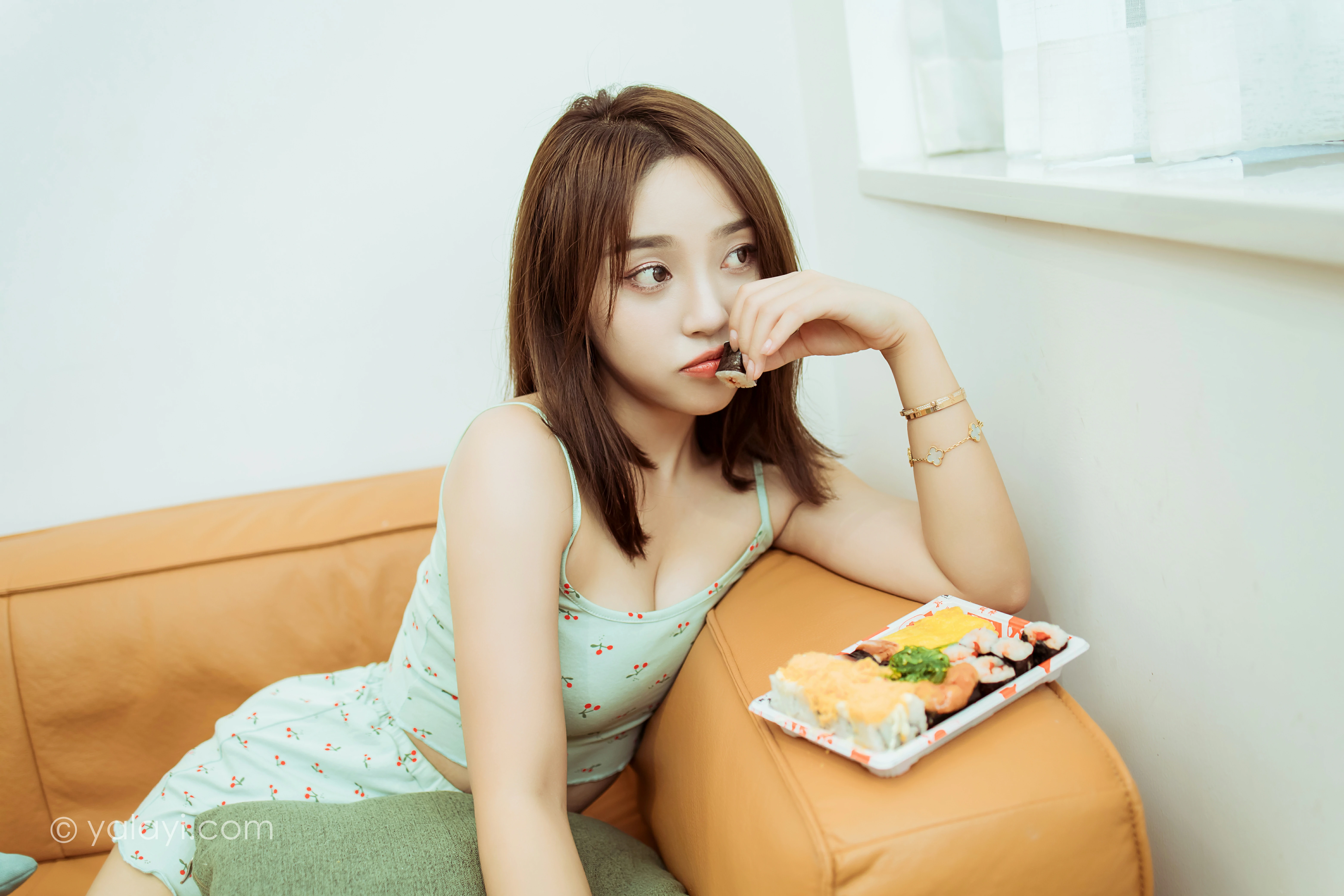 [YALAYI雅拉伊]NO.812 活在当下 雪儿 灰色性感小背心加短裤居家私房写真集第3张