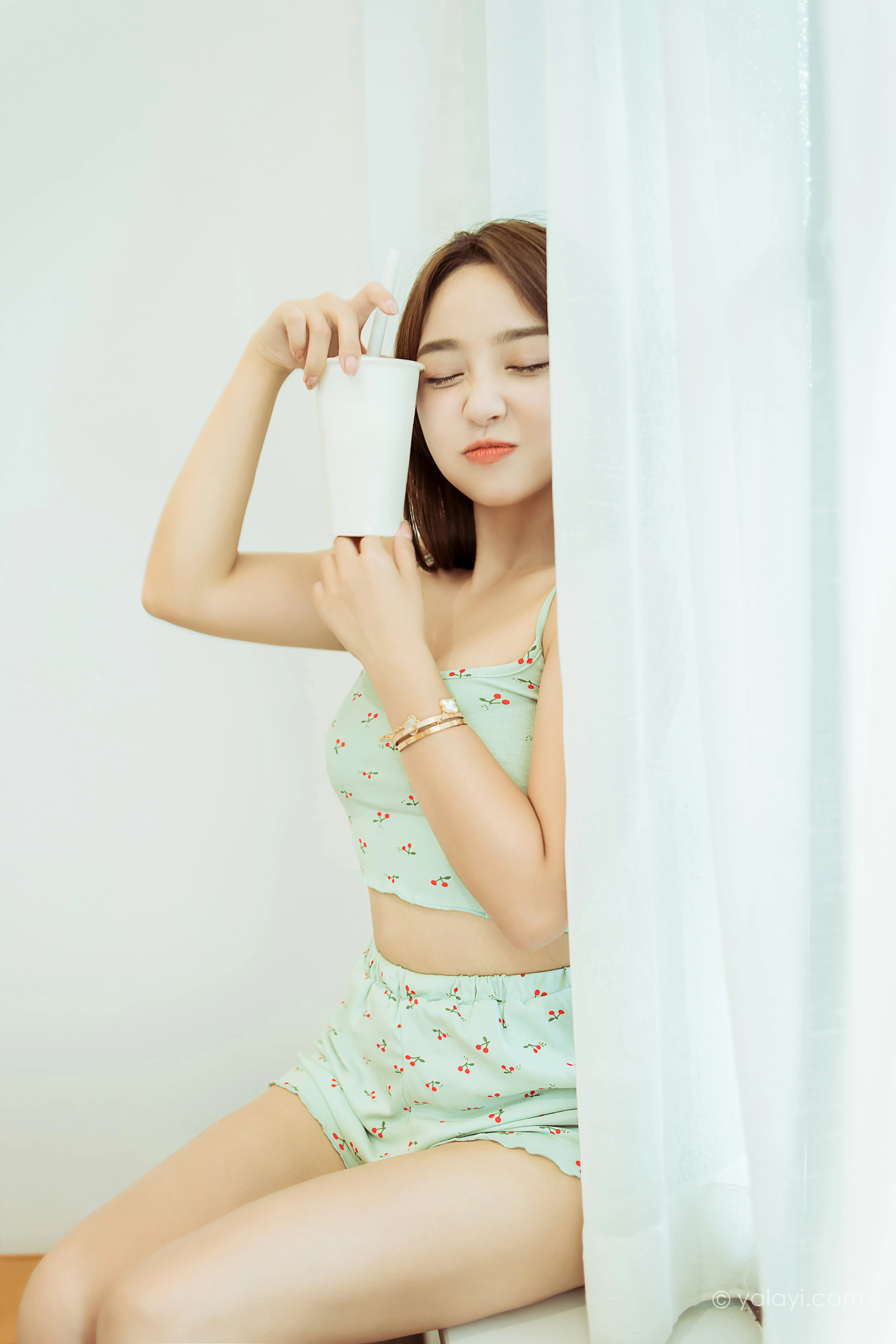 [YALAYI雅拉伊]NO.812 活在当下 雪儿 灰色性感小背心加短裤居家私房写真集第6张