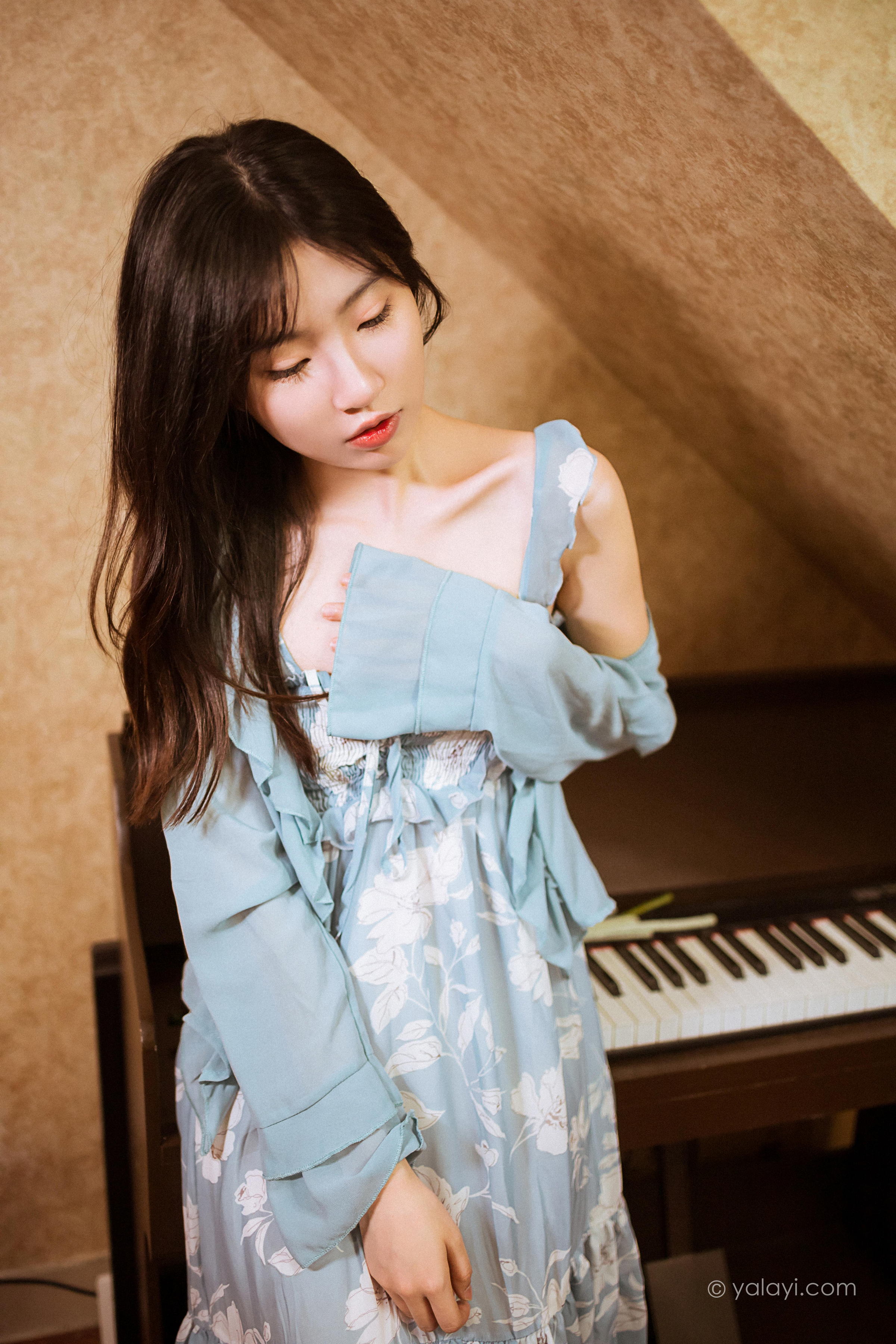 [YALAYI雅拉伊]2022.08.19 一去不复返 小乔 灰色外套加吊带连衣裙清纯写真集第6张