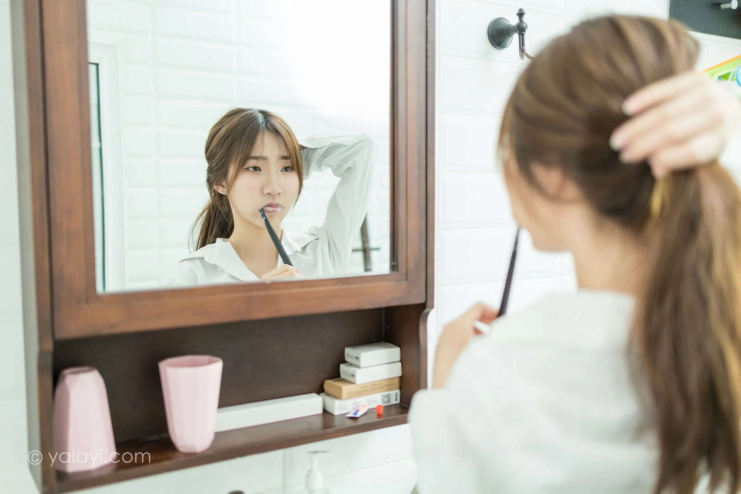 [YALAYI雅拉伊]NO.686 《亲爱的早安》 小乔 白色衬衫加牛仔热裤性感私房写真集第6张